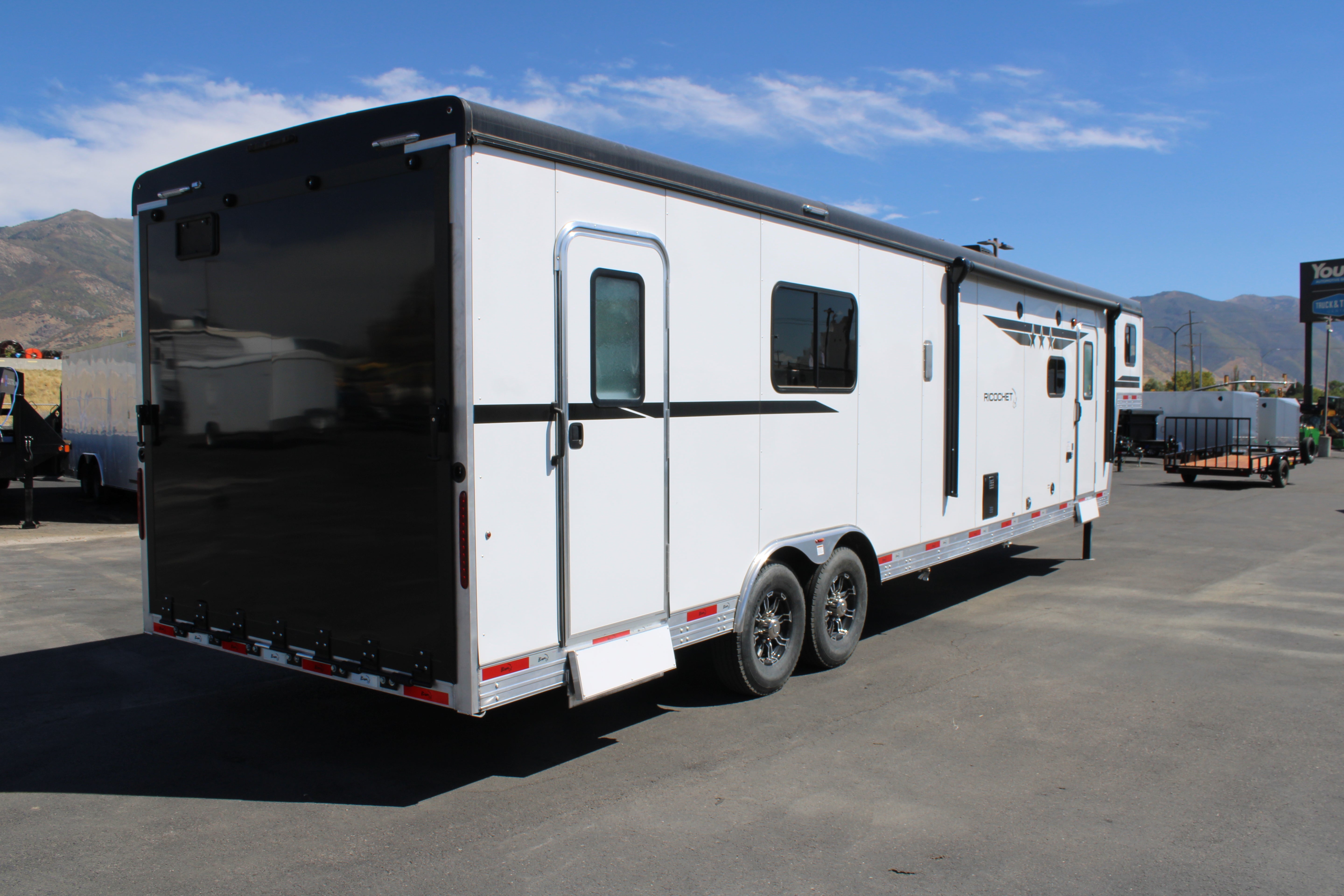 Bison Coach RC16T16 Toy Hauler