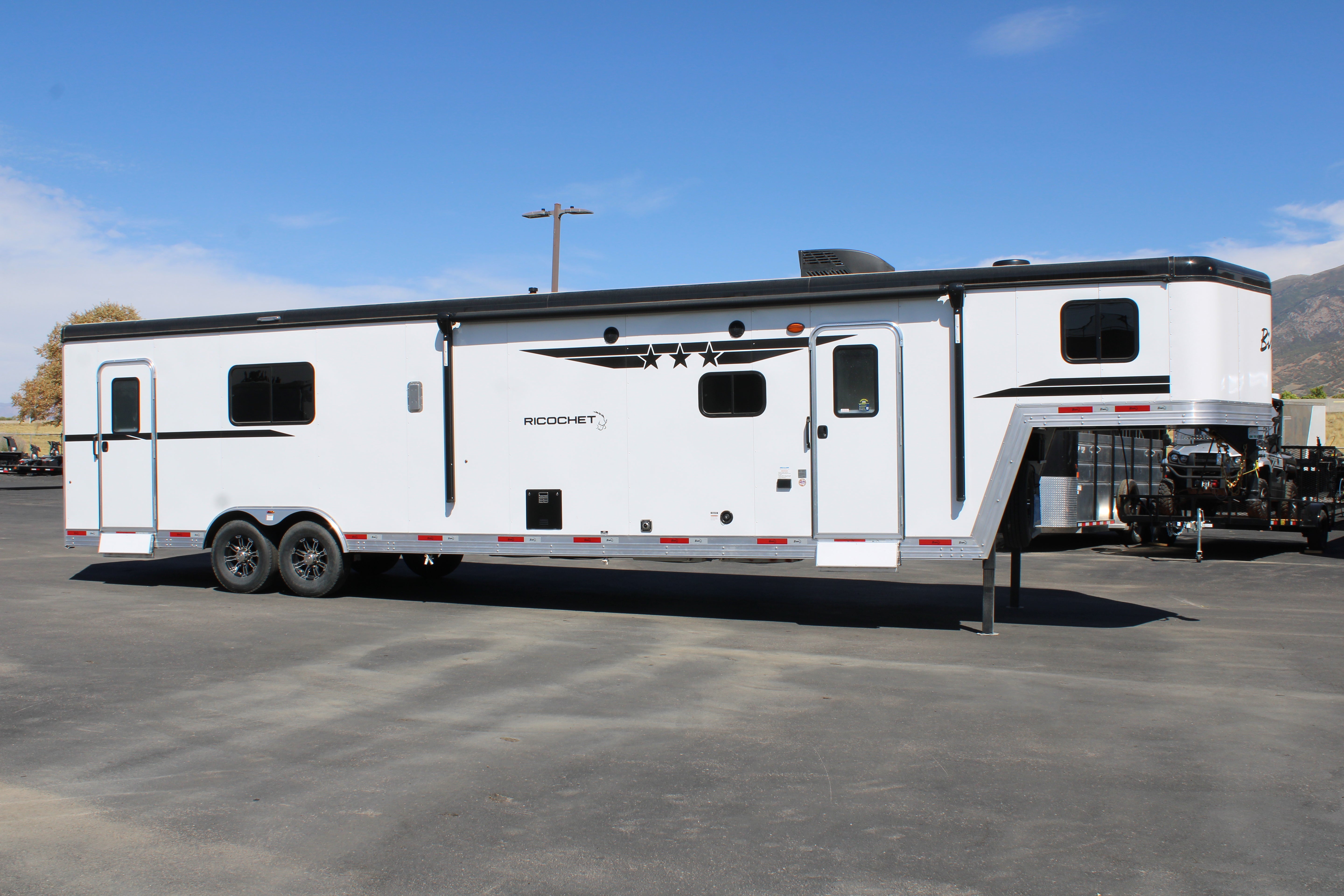 Bison Coach RC16T16 Toy Hauler