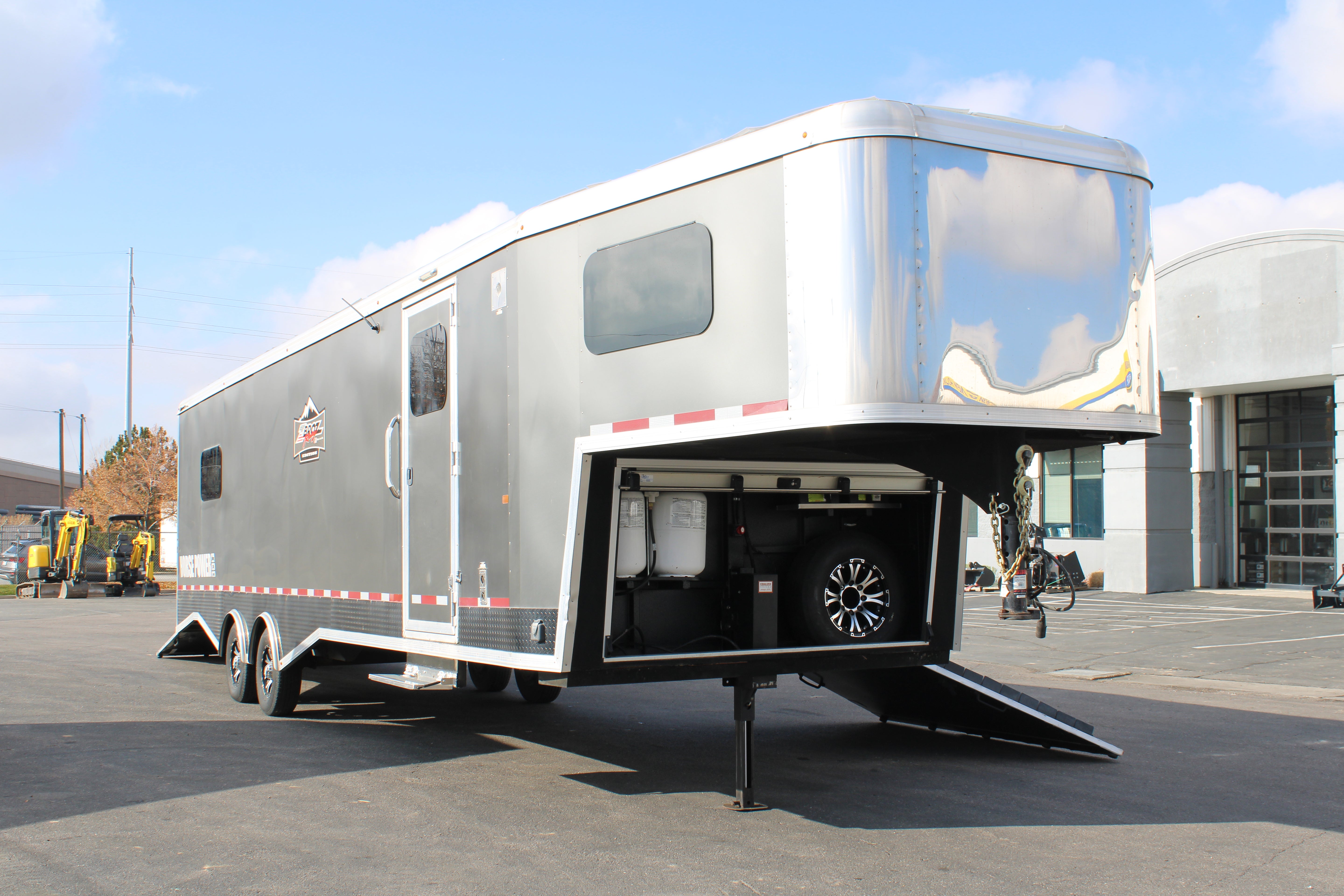 Logan Coach HPGN 33' Trailer (BLACK FRIDAY SPECIAL)
