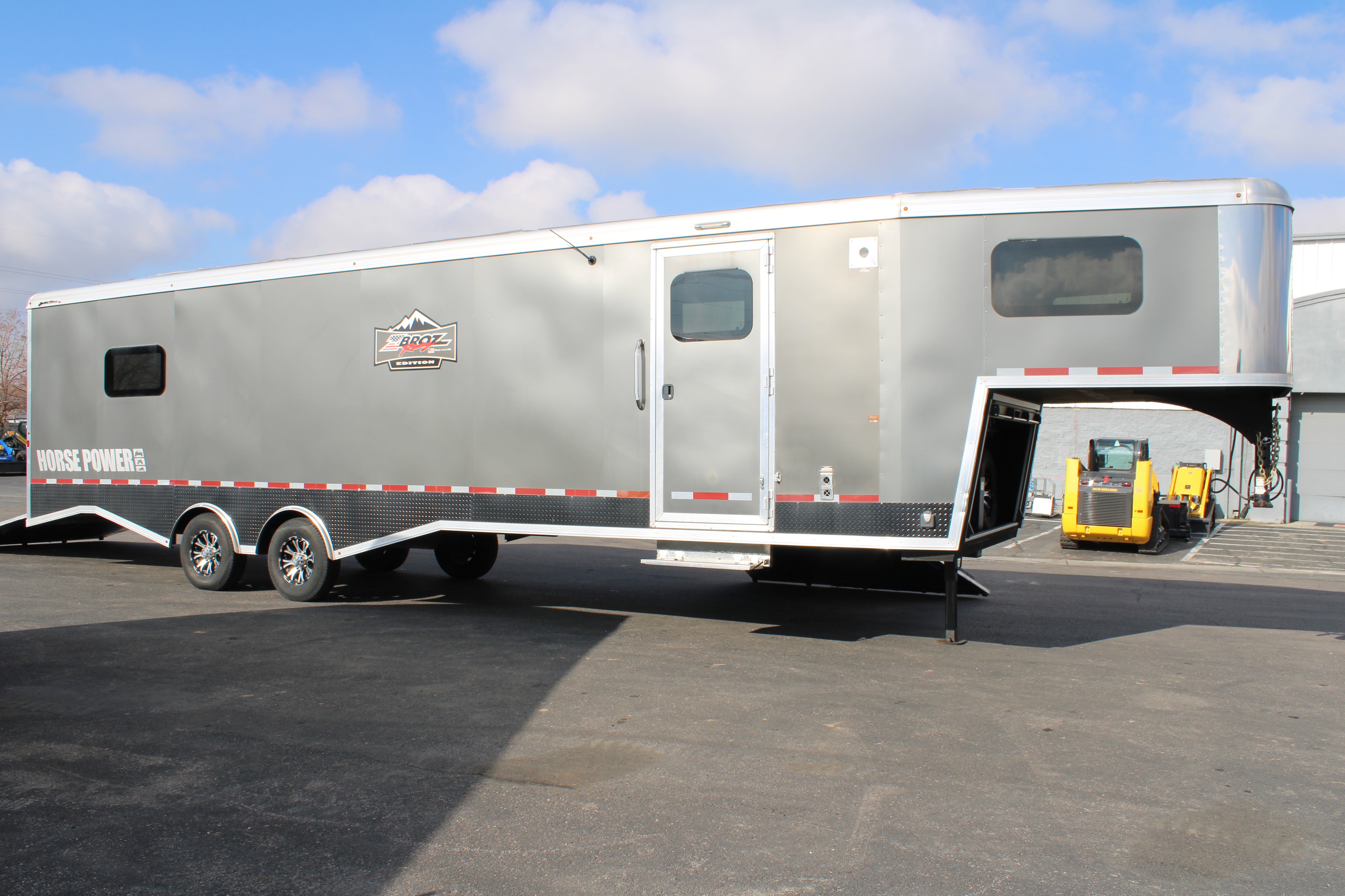 Logan Coach HPGN 33' Trailer (BLACK FRIDAY SPECIAL)