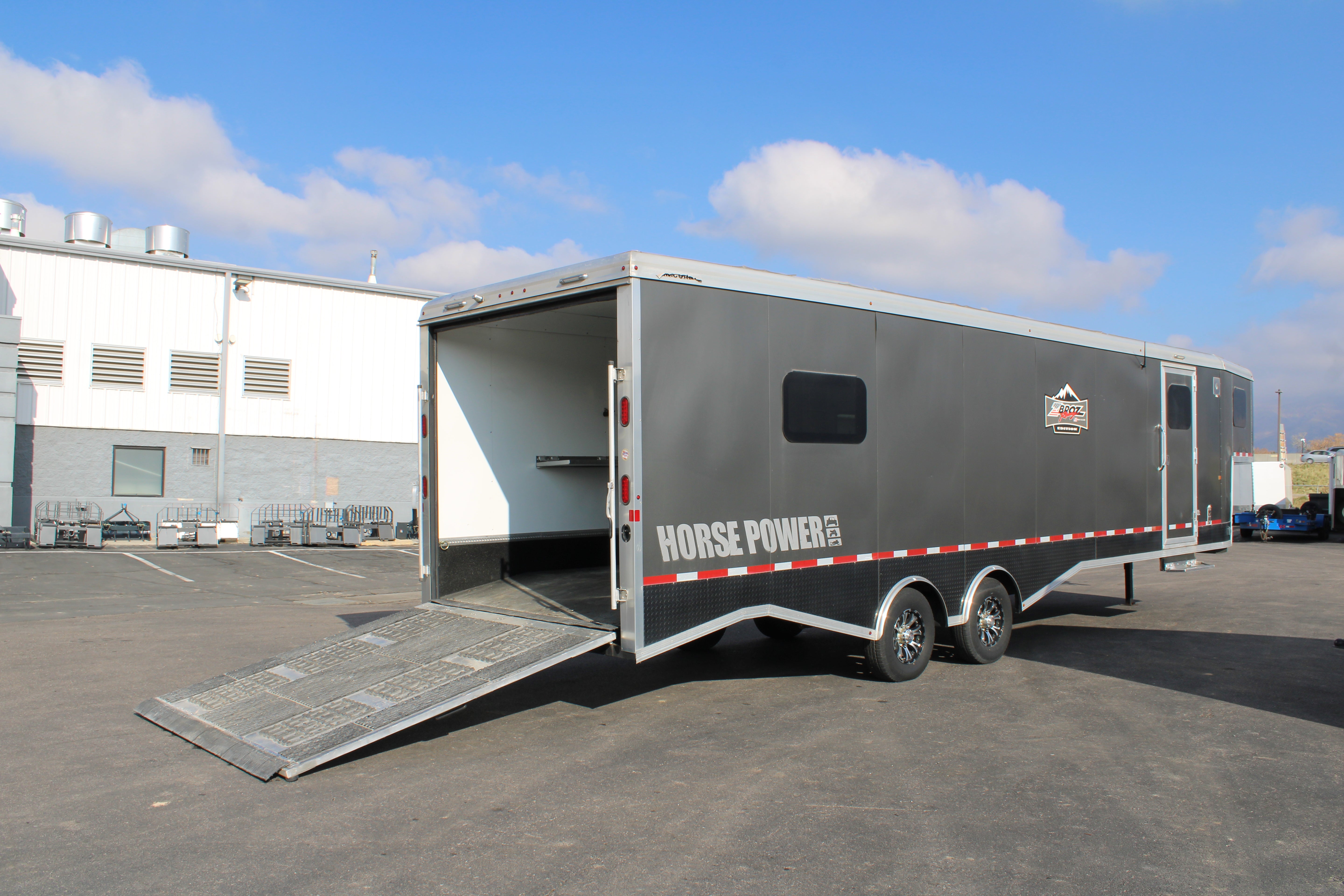 Logan Coach HPGN 33' Trailer (BLACK FRIDAY SPECIAL)