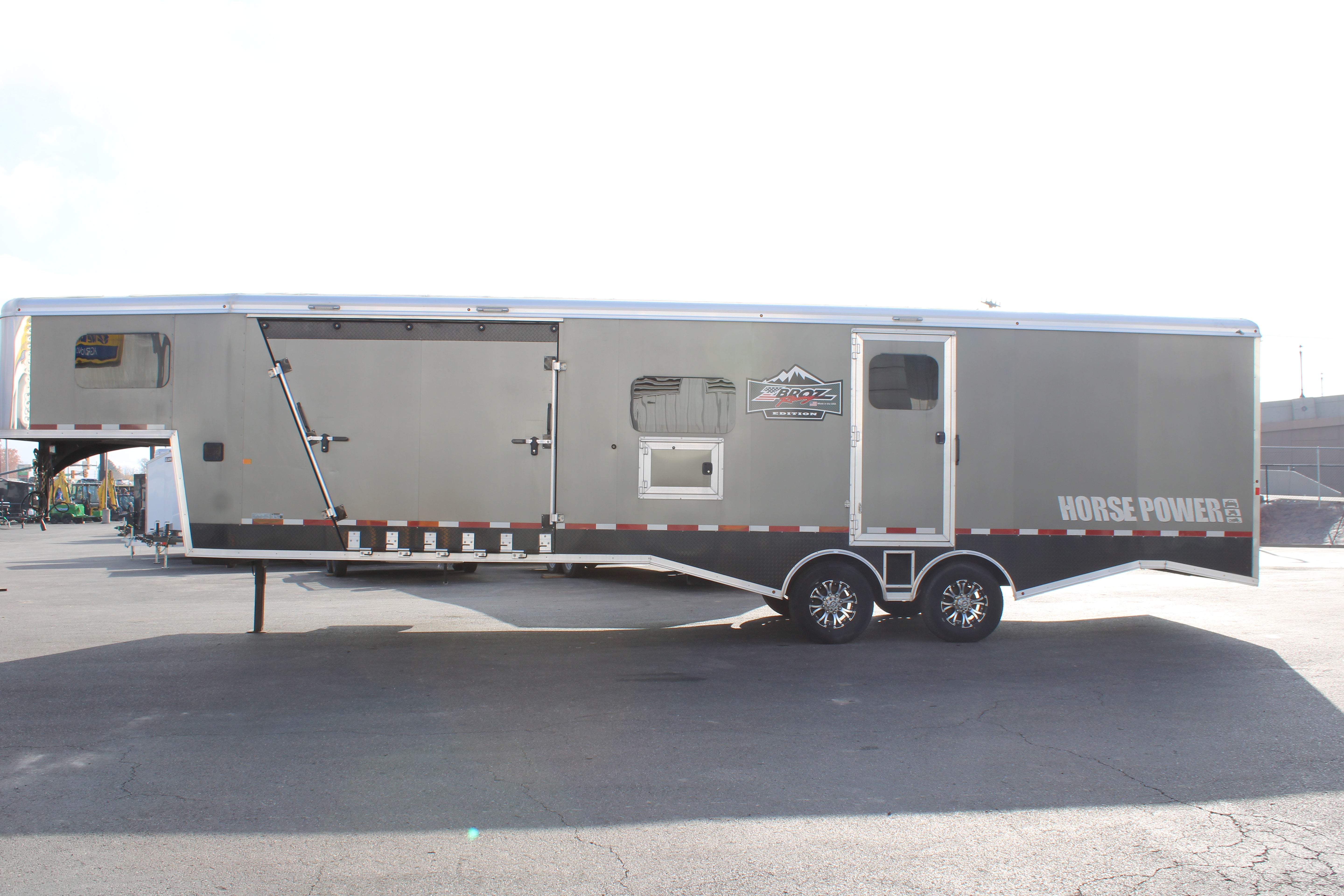 Logan Coach HPGN 33' Trailer (BLACK FRIDAY SPECIAL)