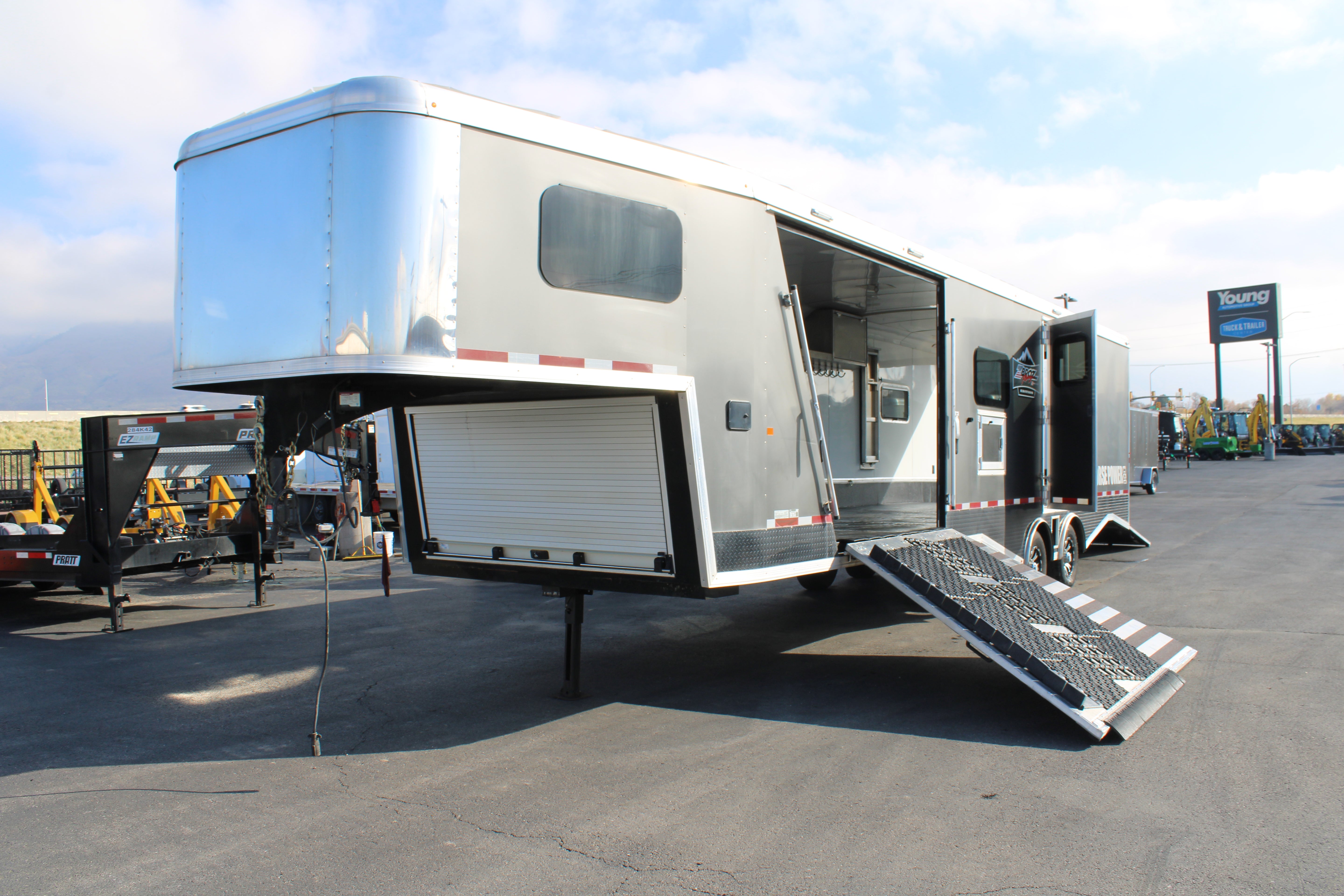 Logan Coach HPGN 33' Trailer (BLACK FRIDAY SPECIAL)