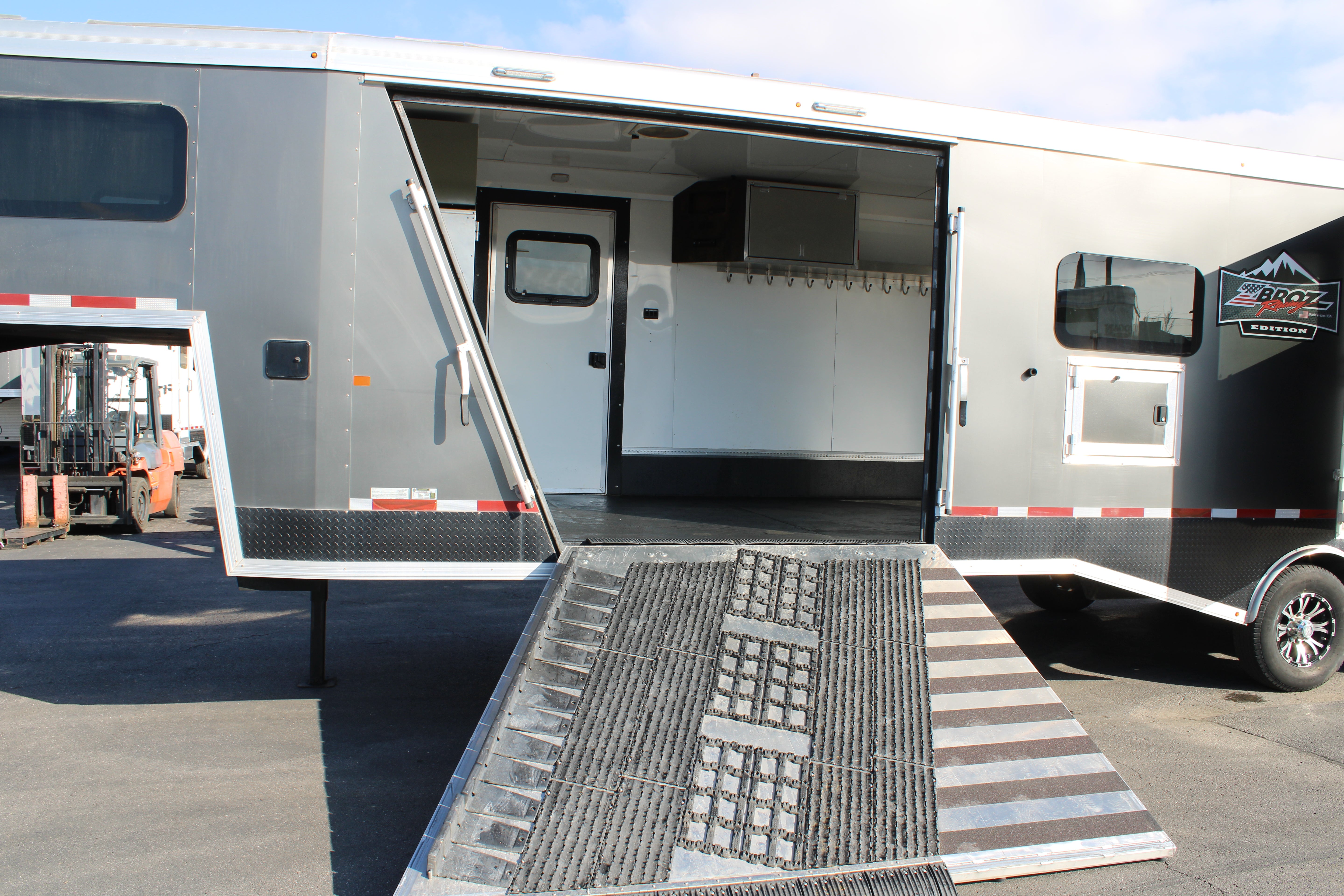 Logan Coach HPGN 33' Trailer (BLACK FRIDAY SPECIAL)