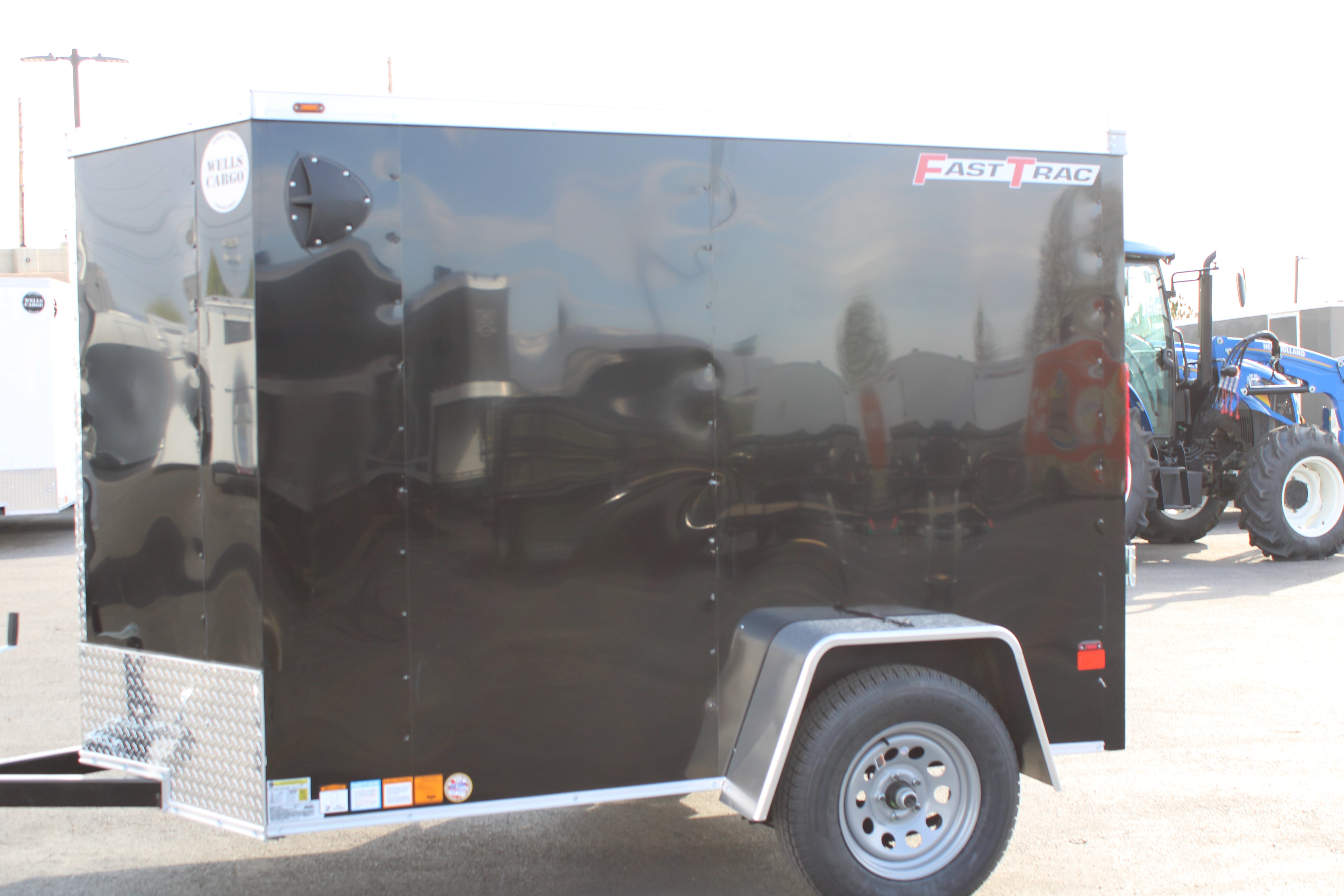 2025 Wells Cargo 5 x 8 Deluxe Enclosed Trailer