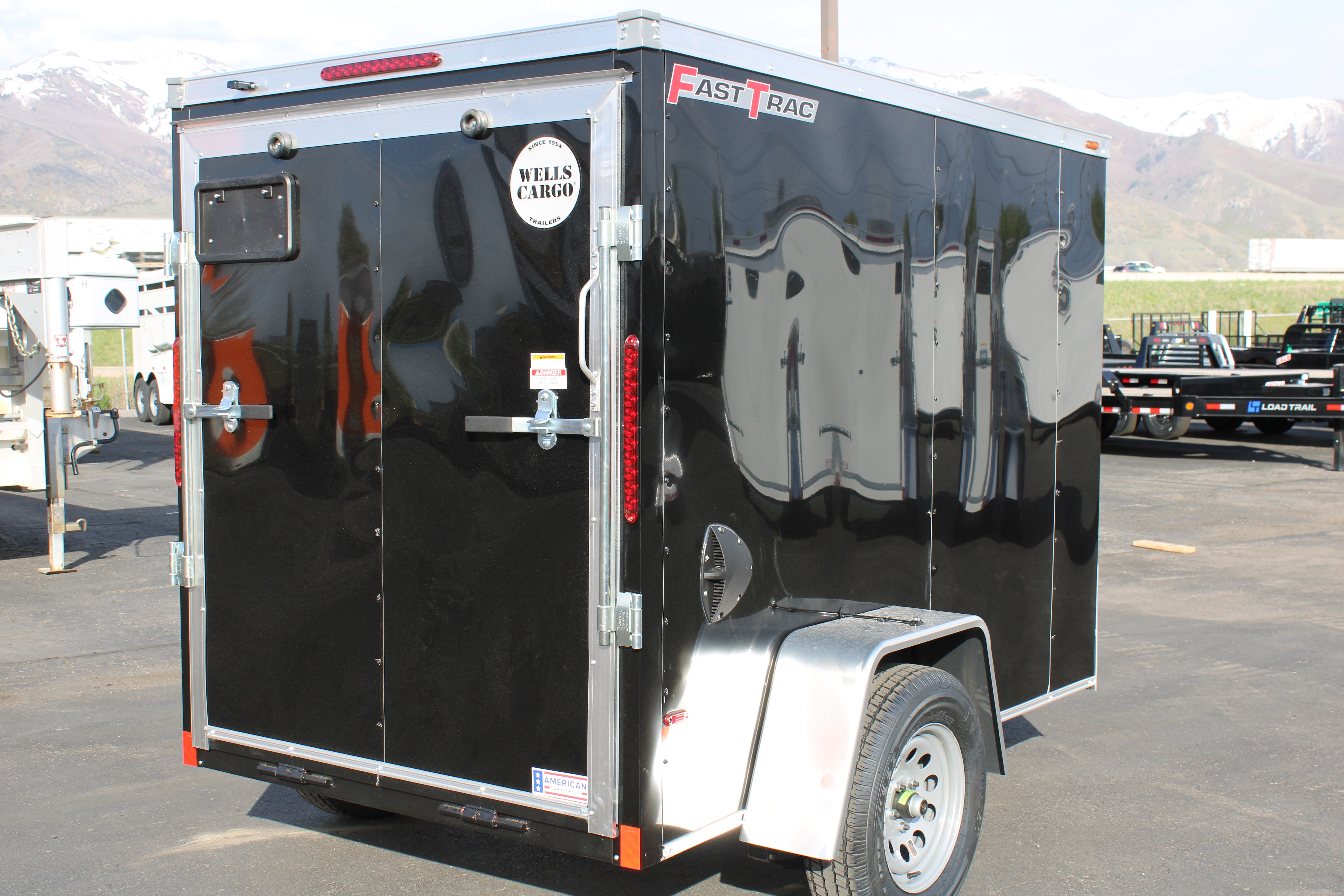 2025 Wells Cargo 5 x 8 Deluxe Enclosed Trailer