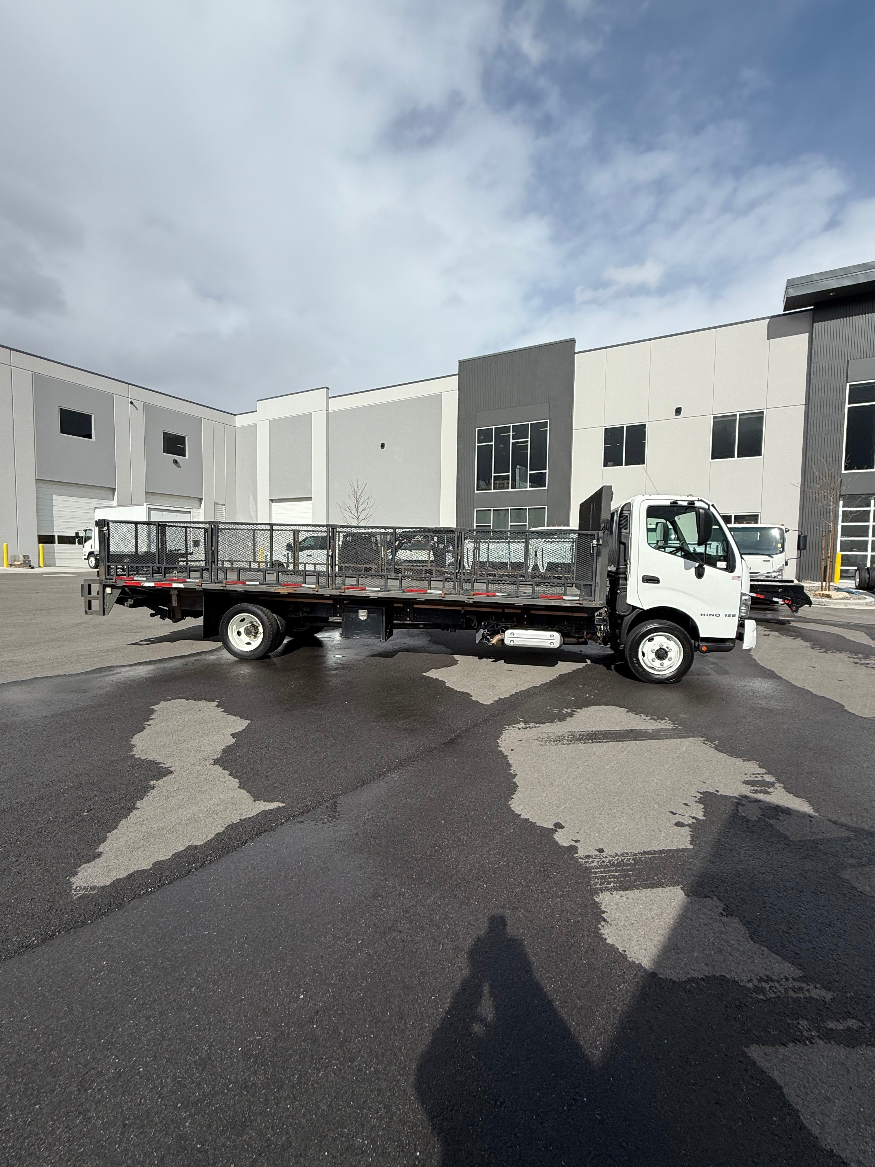Used 2020 Hino 195 22' Folding Sides Flatbed