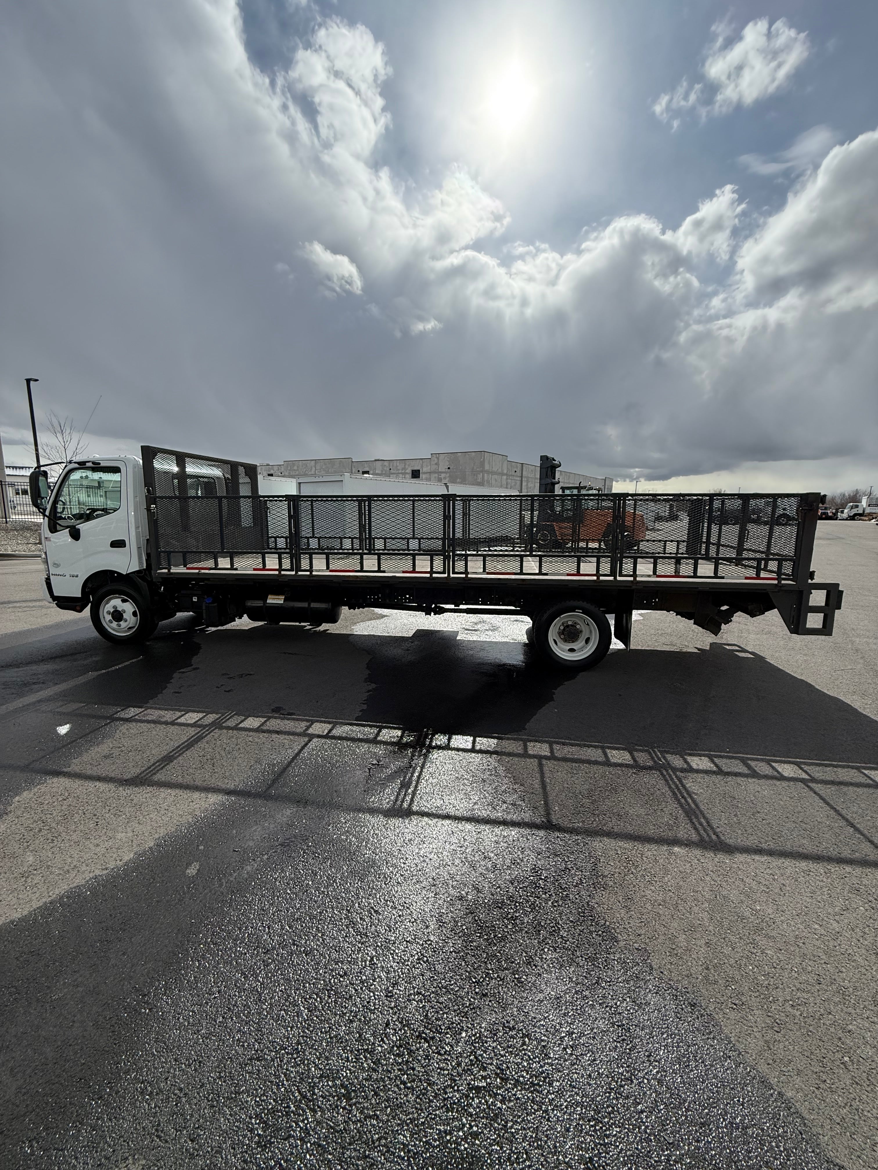Used 2020 Hino 195 22' Folding Sides Flatbed