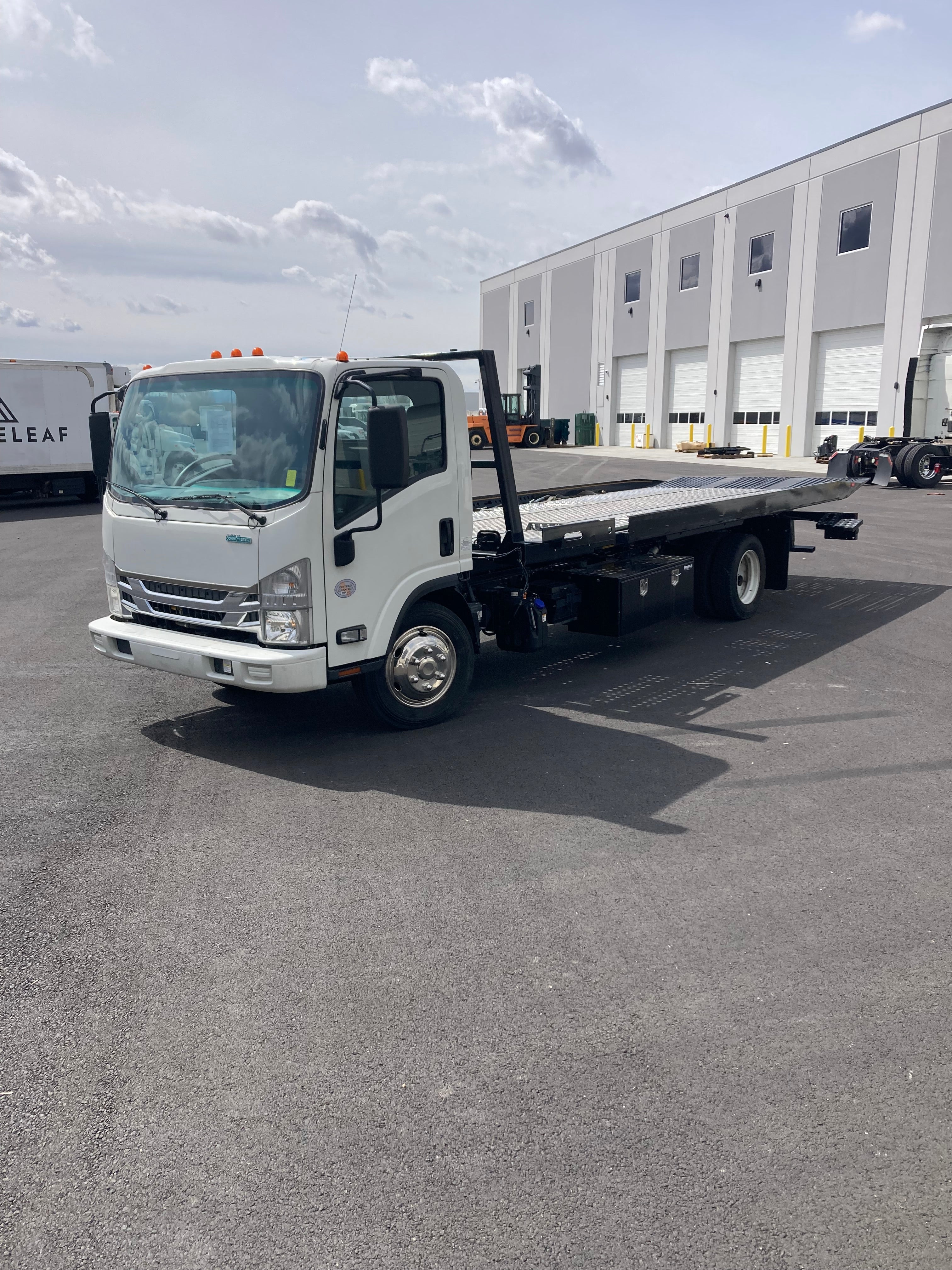 USED 2021 ISUZU NRR 22' ROLLBACK WITH WINCH