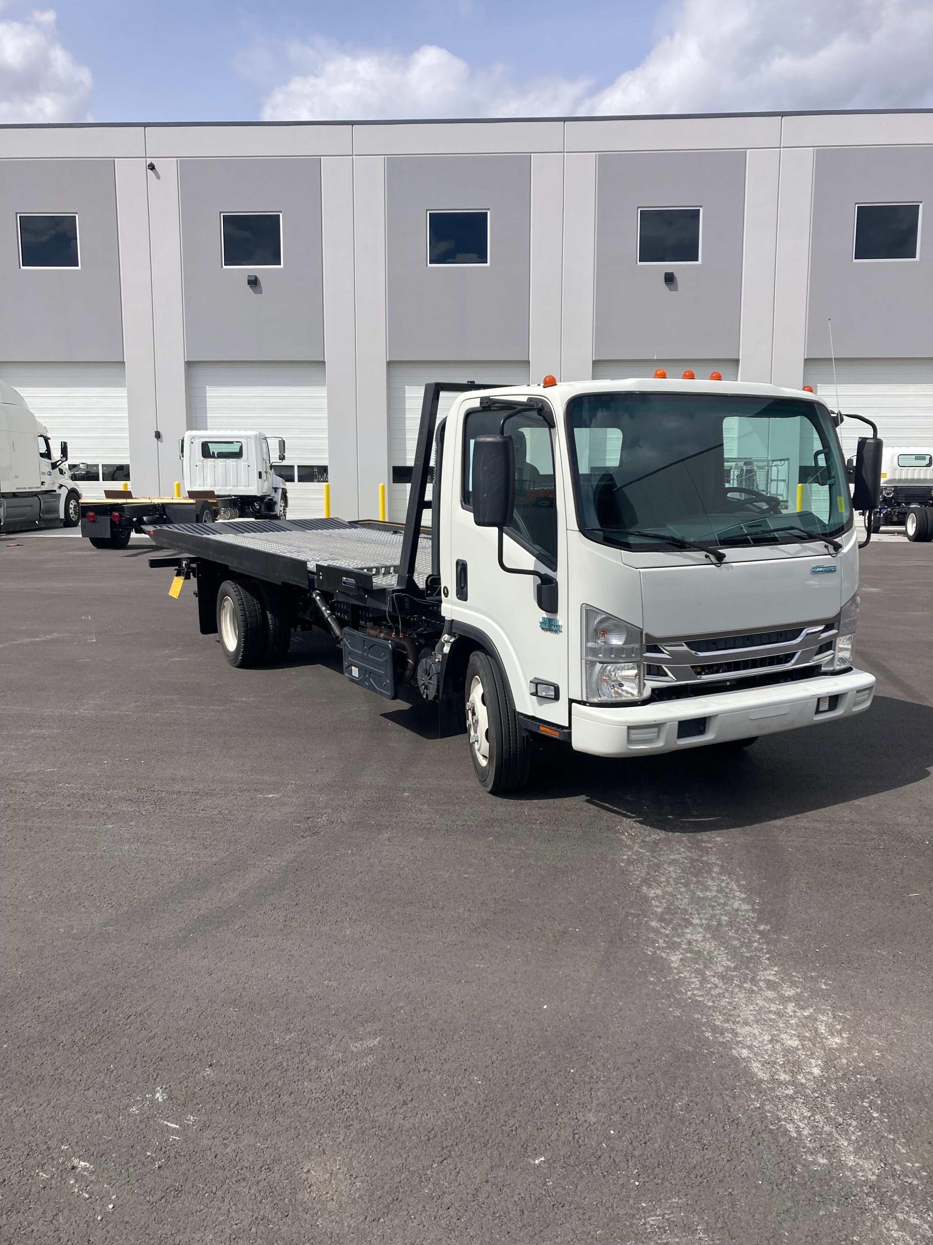 USED 2021 ISUZU NRR 22' ROLLBACK WITH WINCH