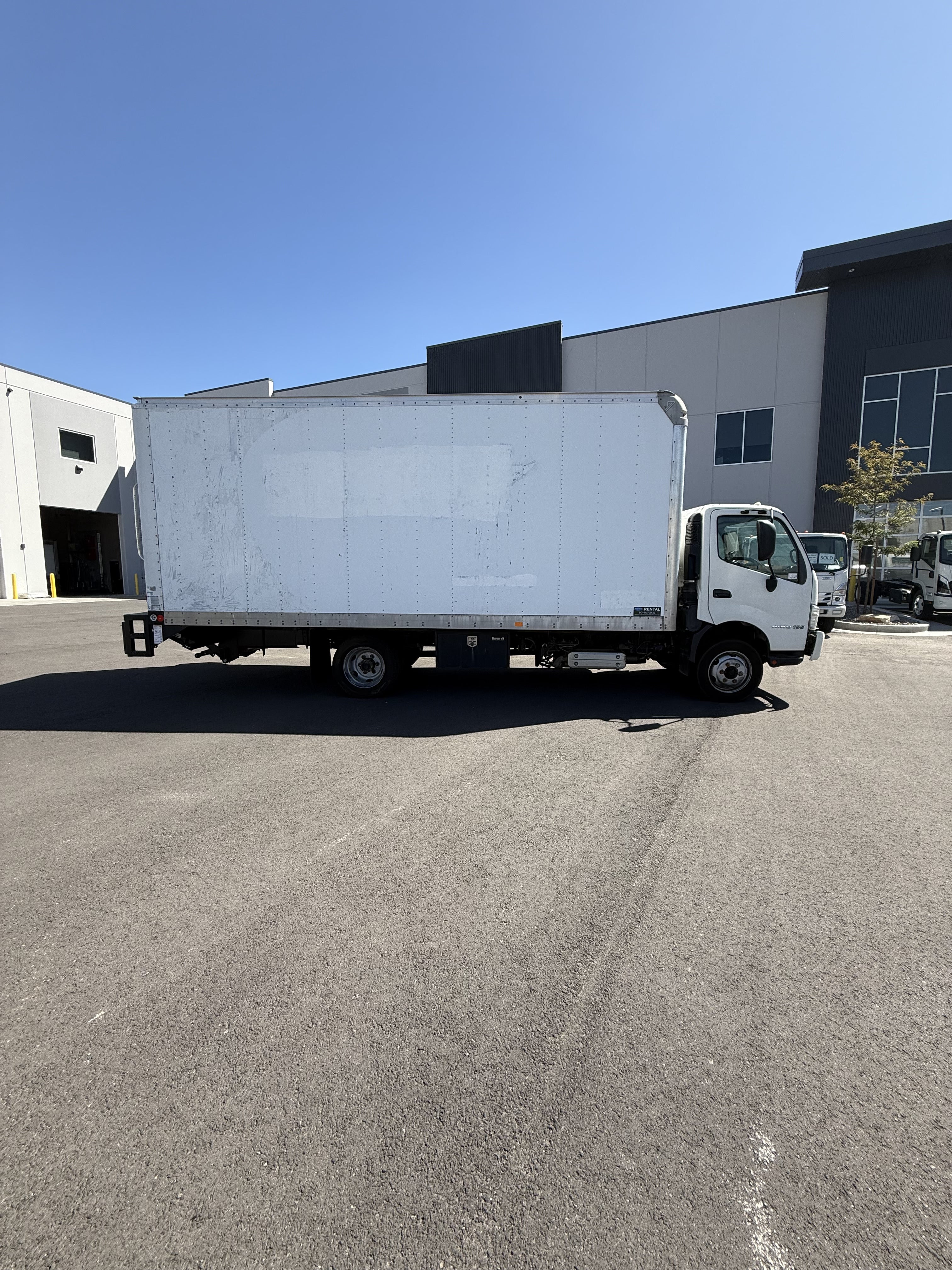 USED 2017 HINO 195 20' BOX TRUCK