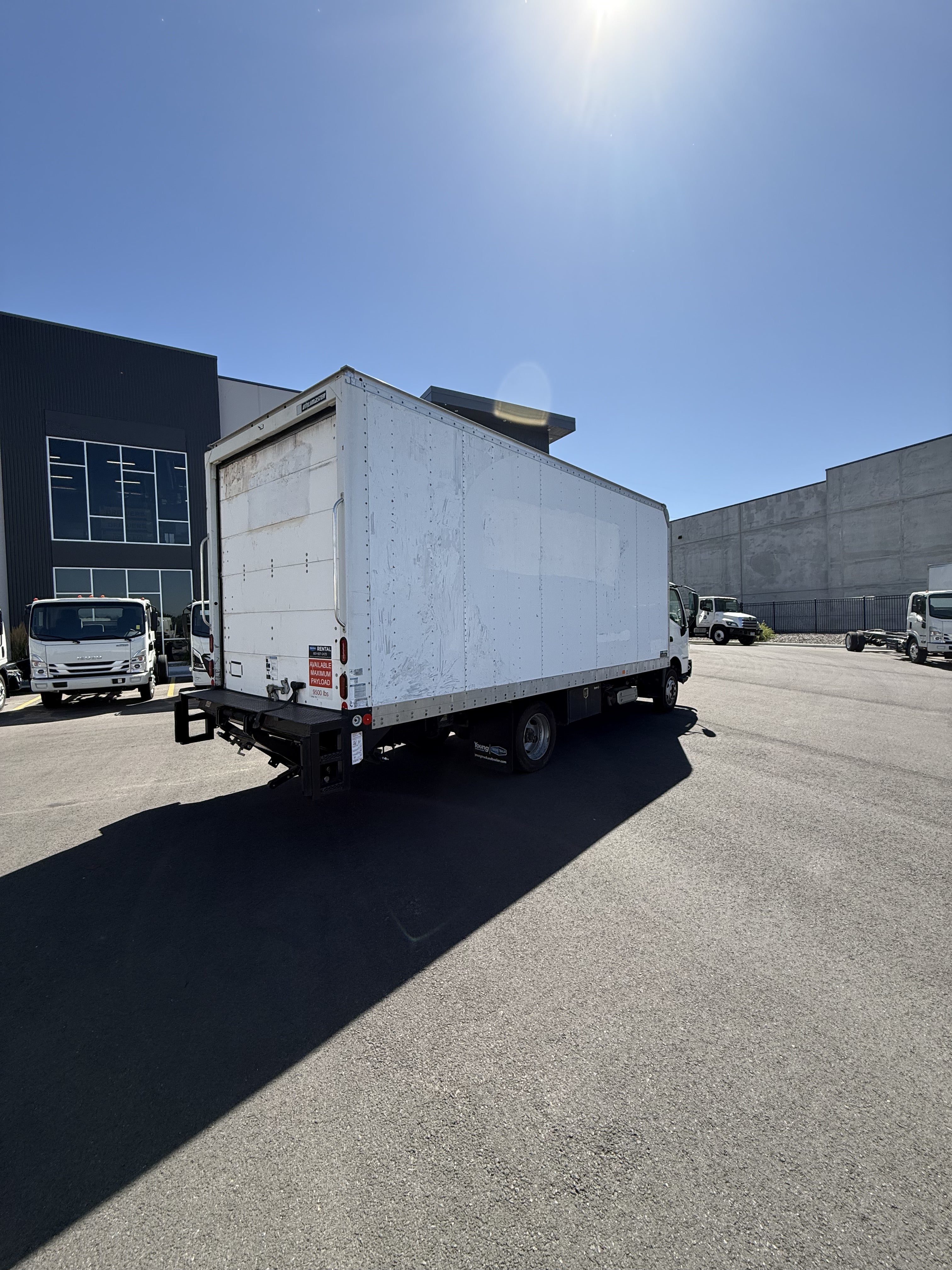 USED 2017 HINO 195 20' BOX TRUCK