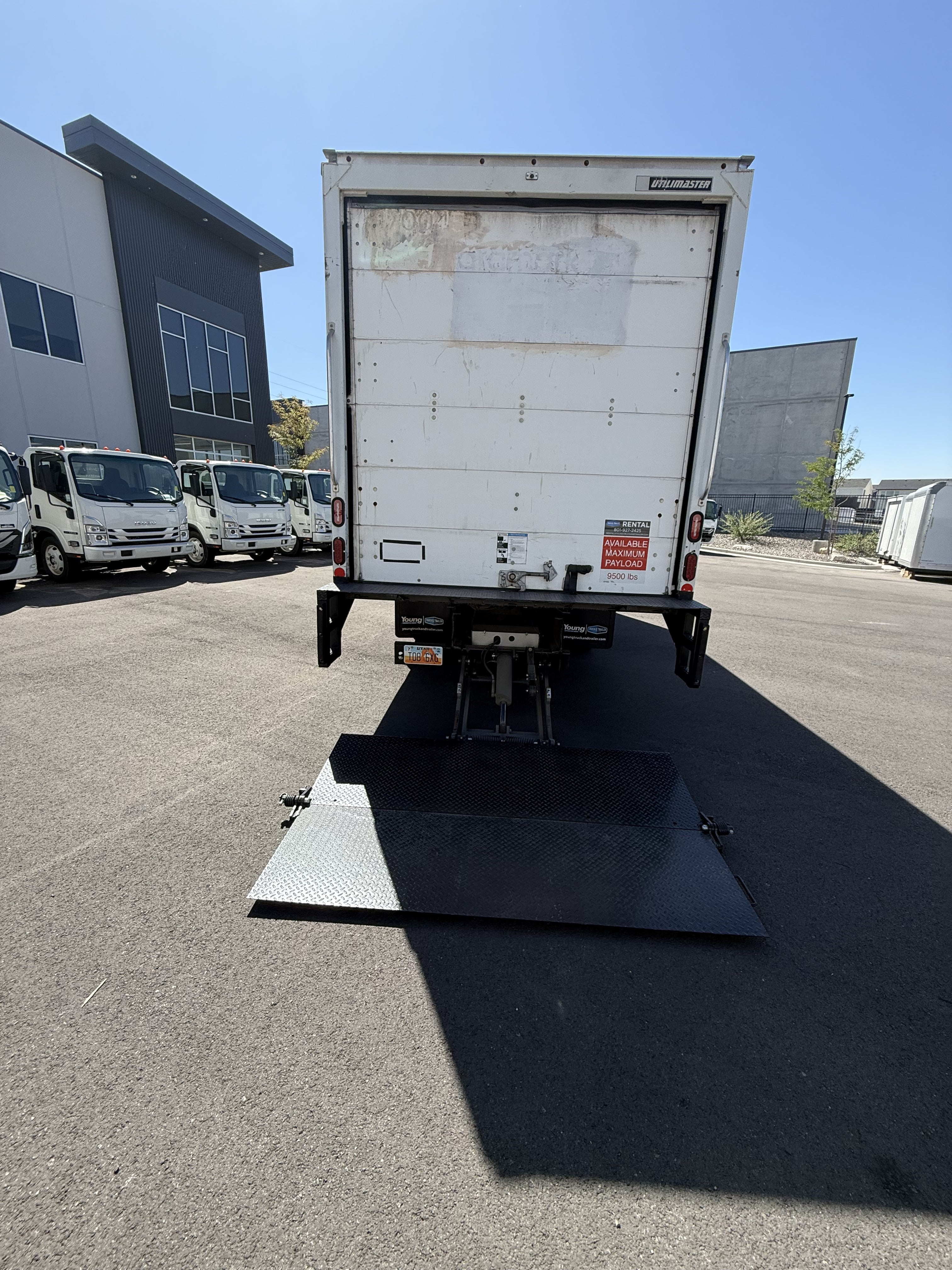 USED 2017 HINO 195 20' BOX TRUCK