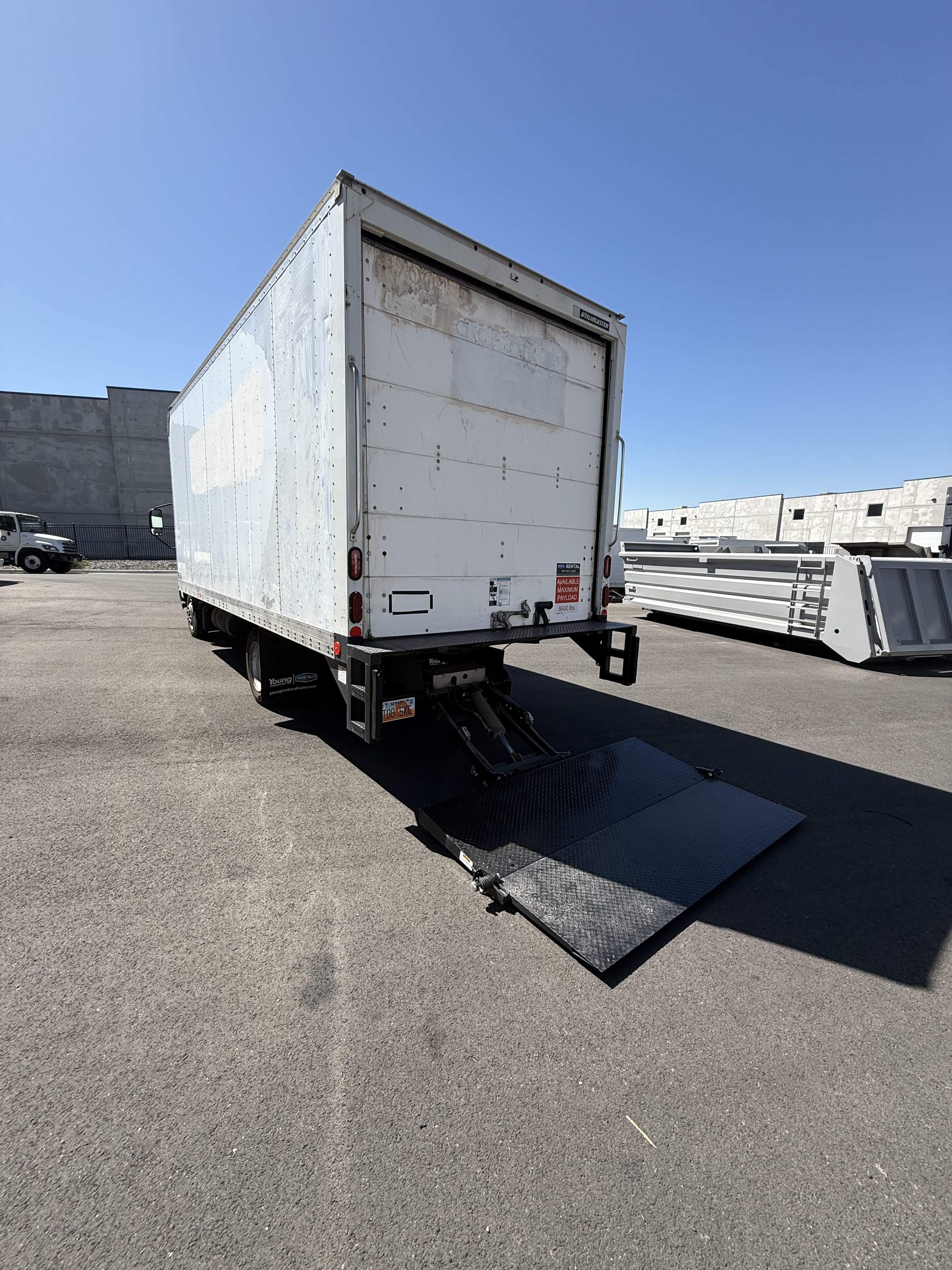 USED 2017 HINO 195 20' BOX TRUCK