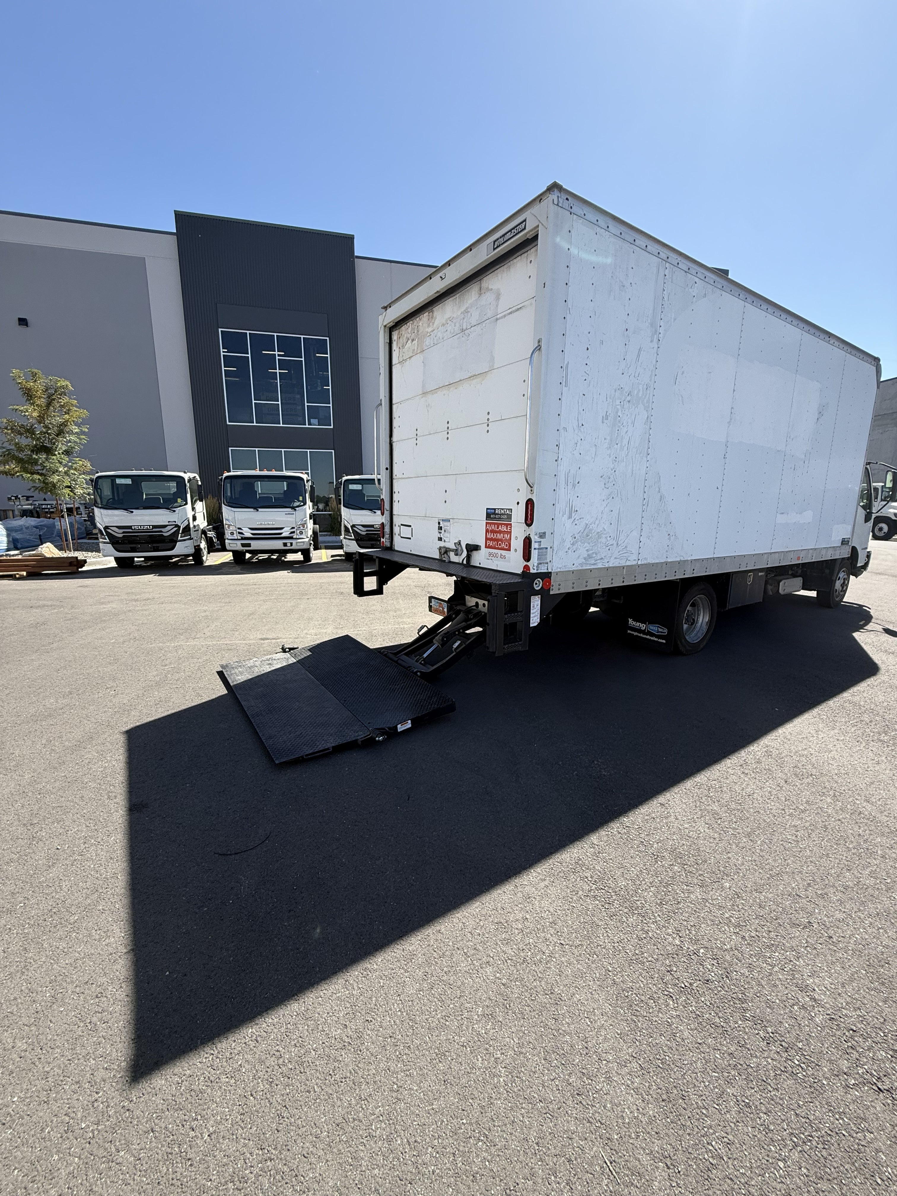 USED 2017 HINO 195 20' BOX TRUCK