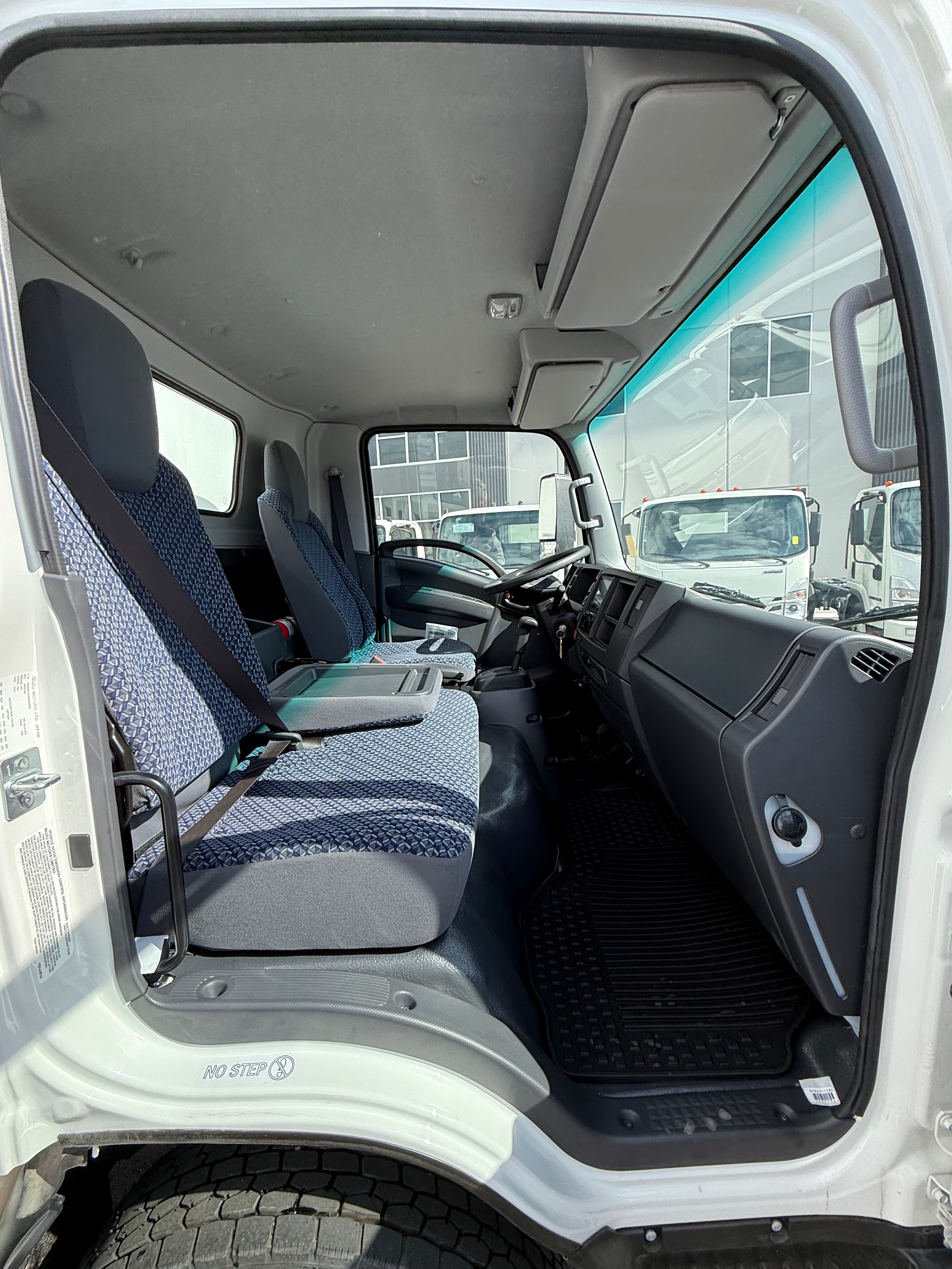 New 2025 Isuzu NRR Gas 16' Box Truck With Al Liftgate
