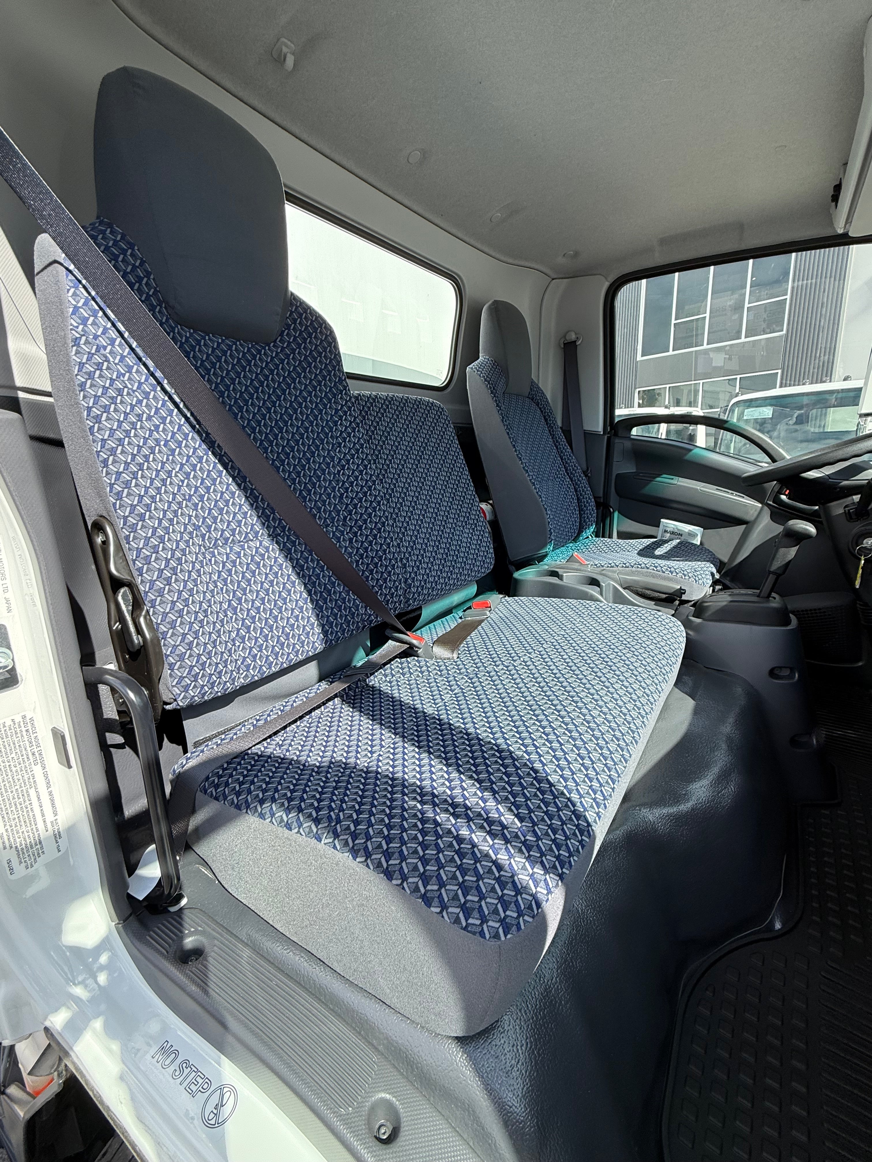 New 2025 Isuzu NRR Gas 16' Box Truck With Al Liftgate