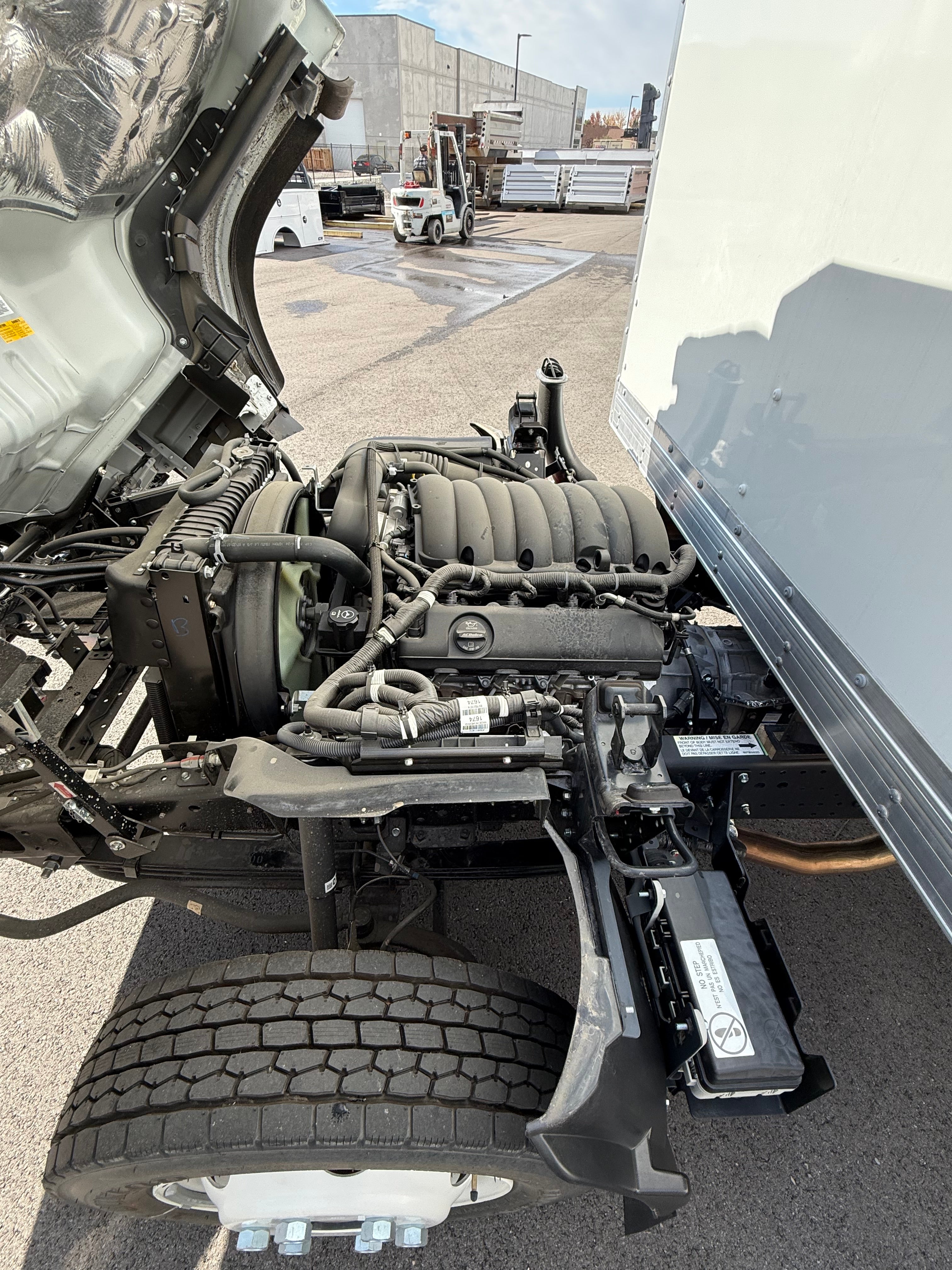 New 2025 Isuzu NRR Gas 16' Box Truck With Al Liftgate