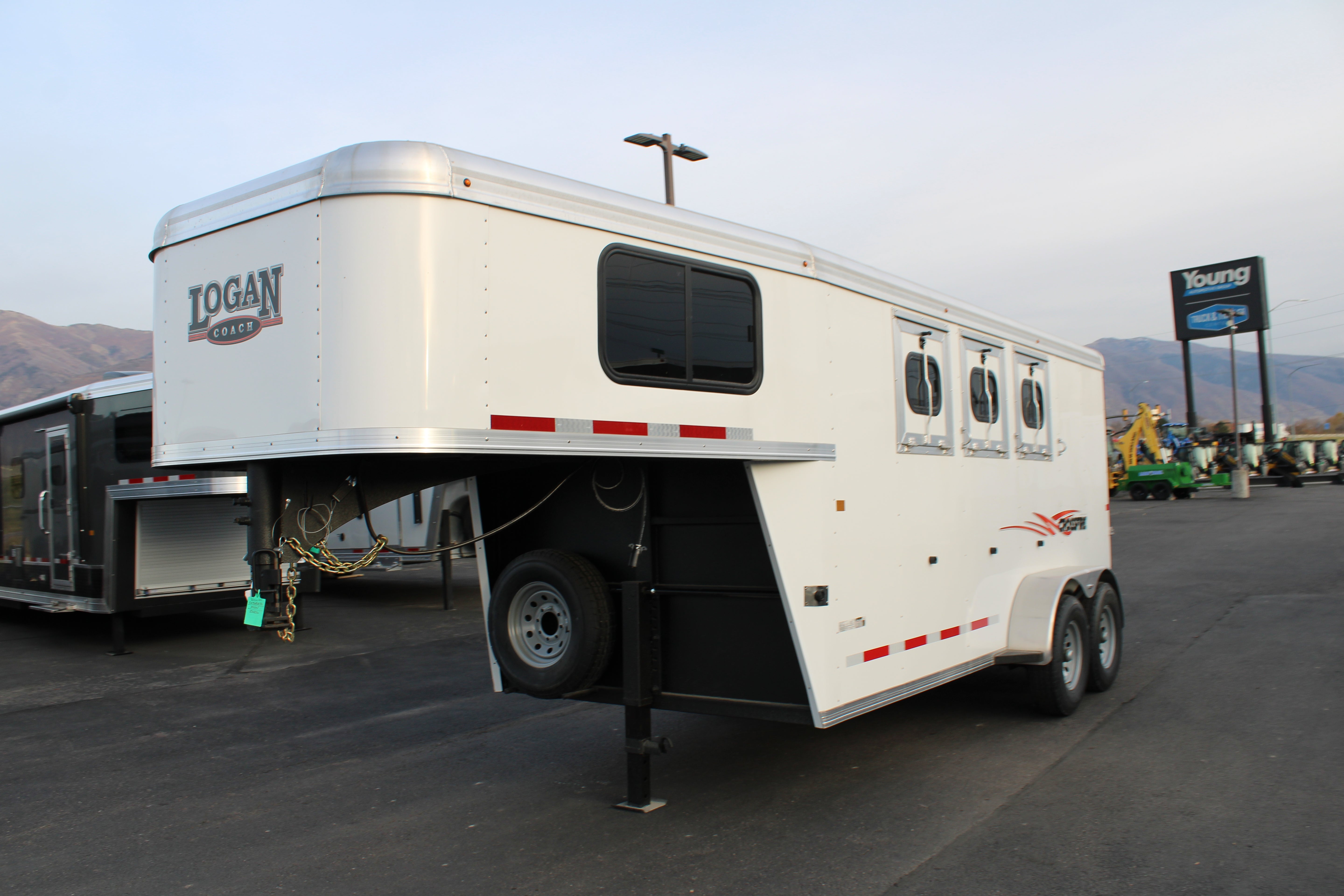 Logan Coach 3HBP Crossfire Trailer