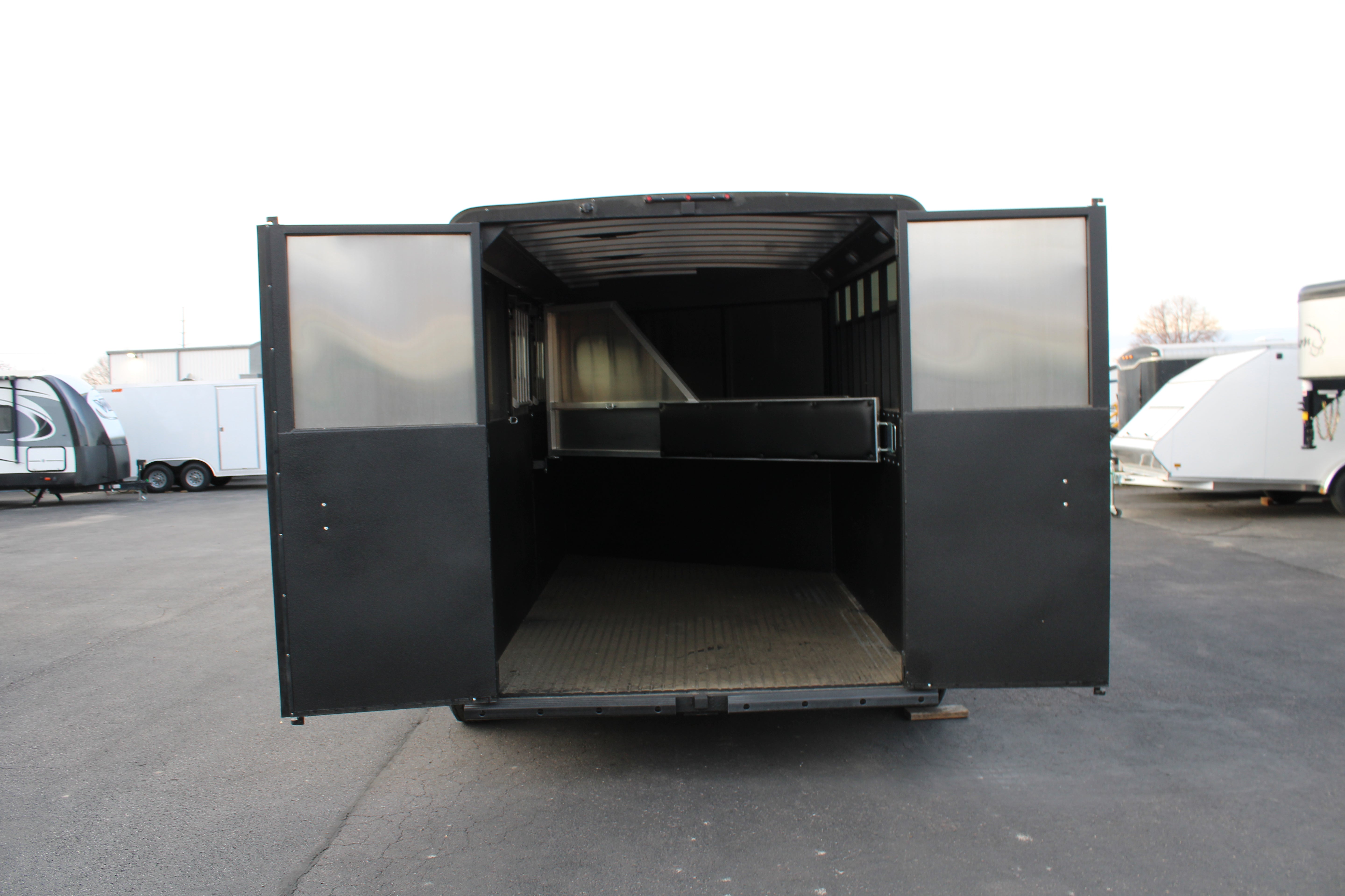 Logan Coach 3HBP Crossfire Trailer