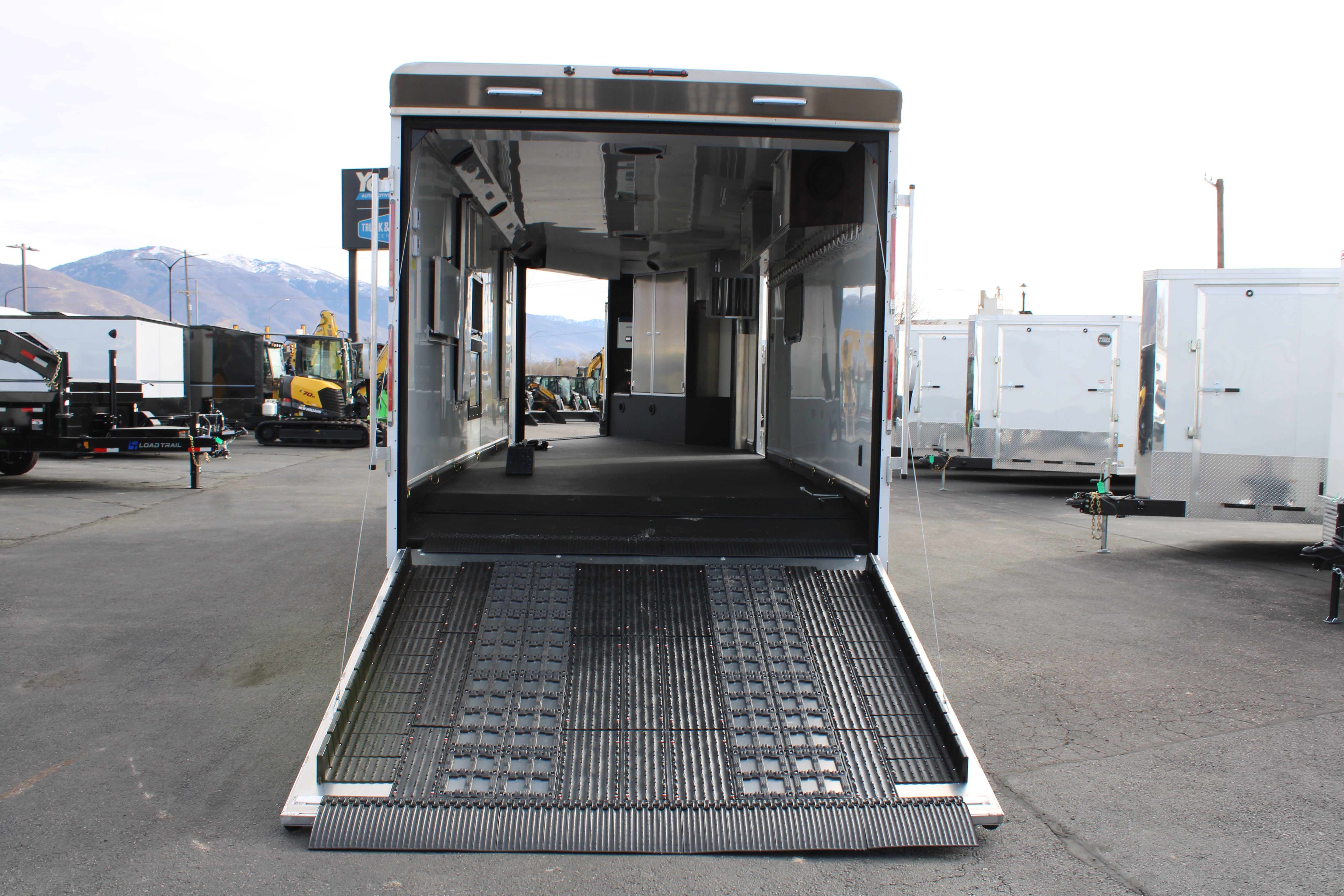 Logan Coach HP Trailer