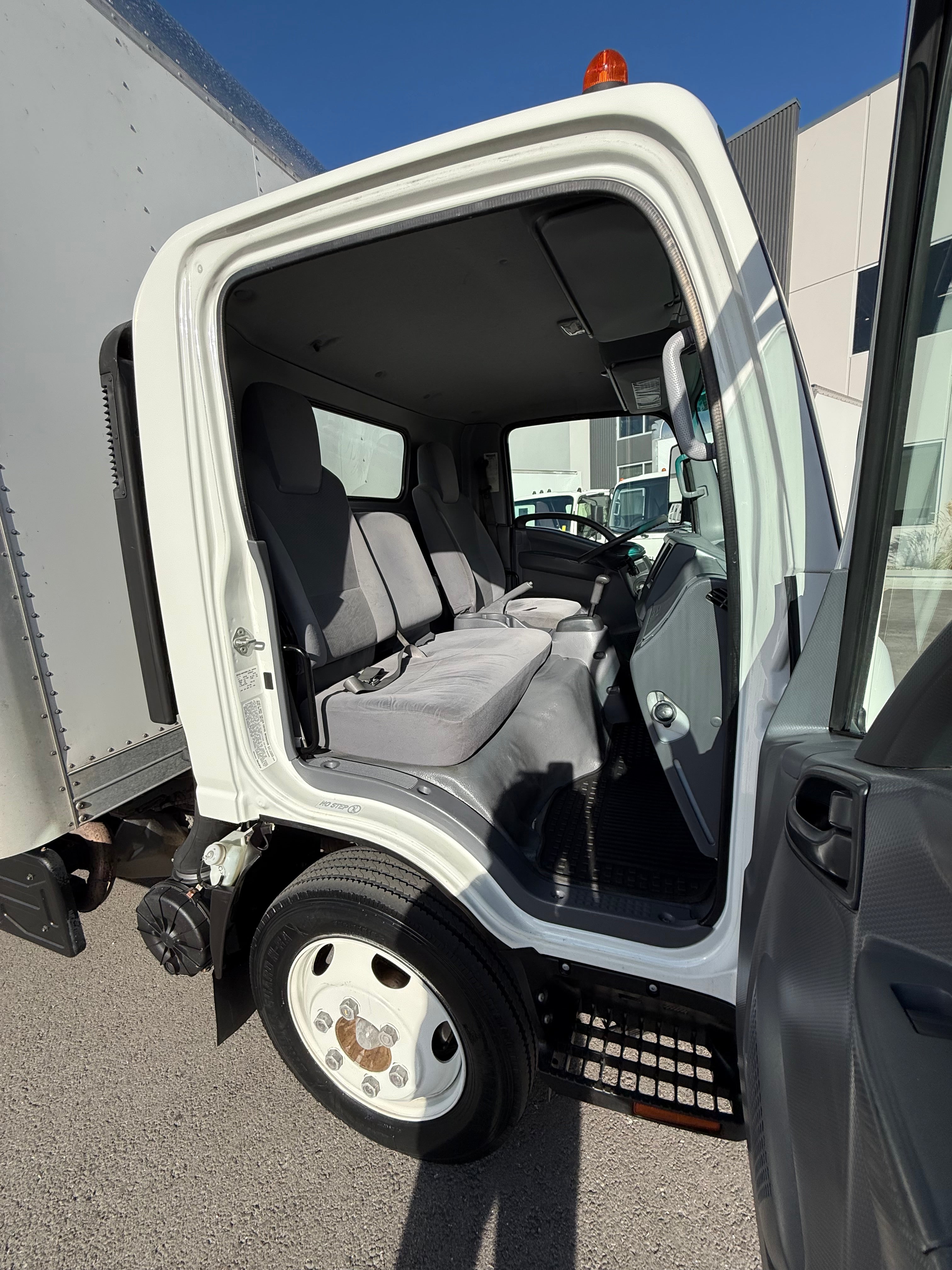 USED 2017 ISUZU NPRXD 20' BOX TRUCK