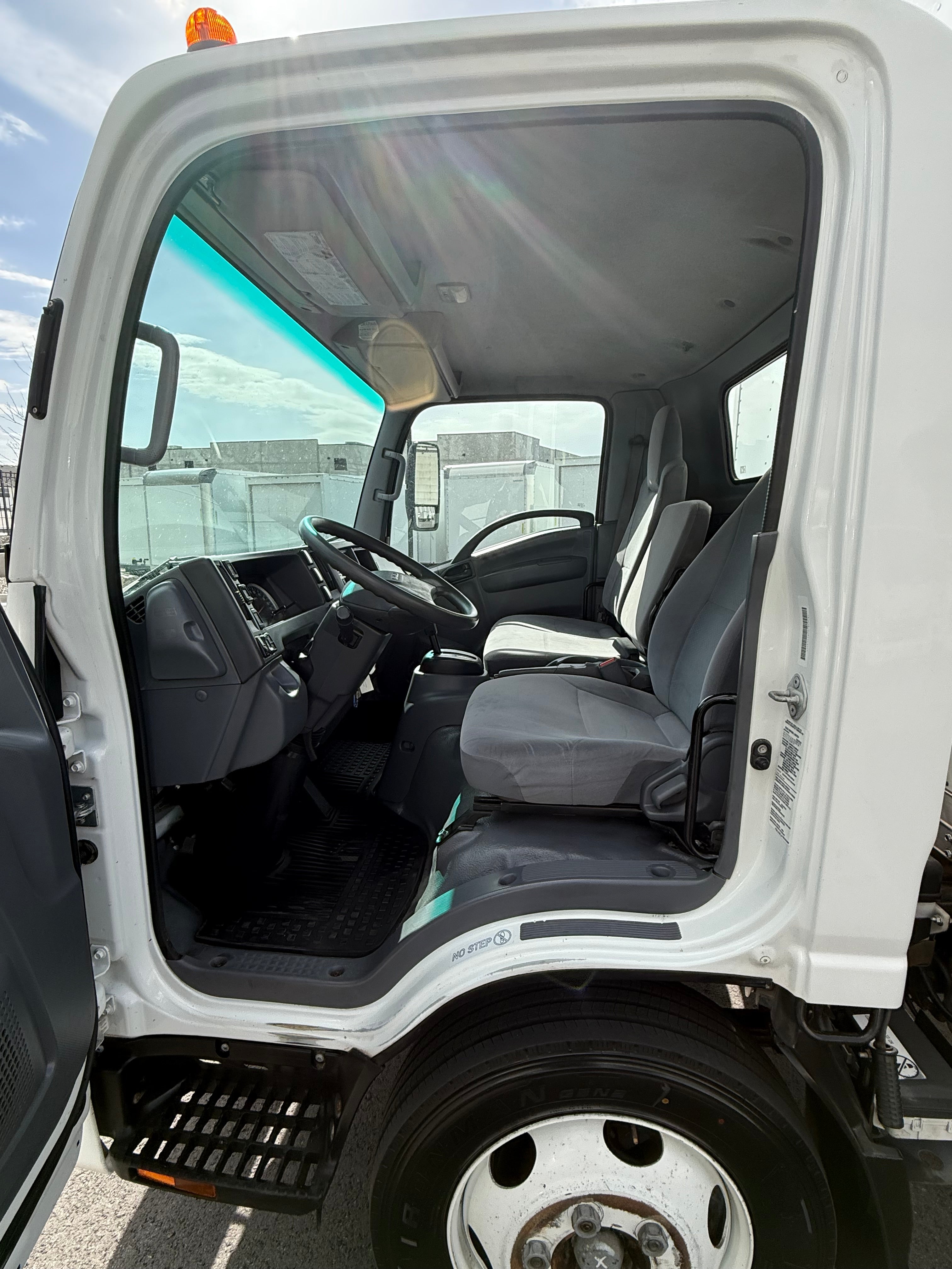 2017 Isuzu NRR 24' Box Truck