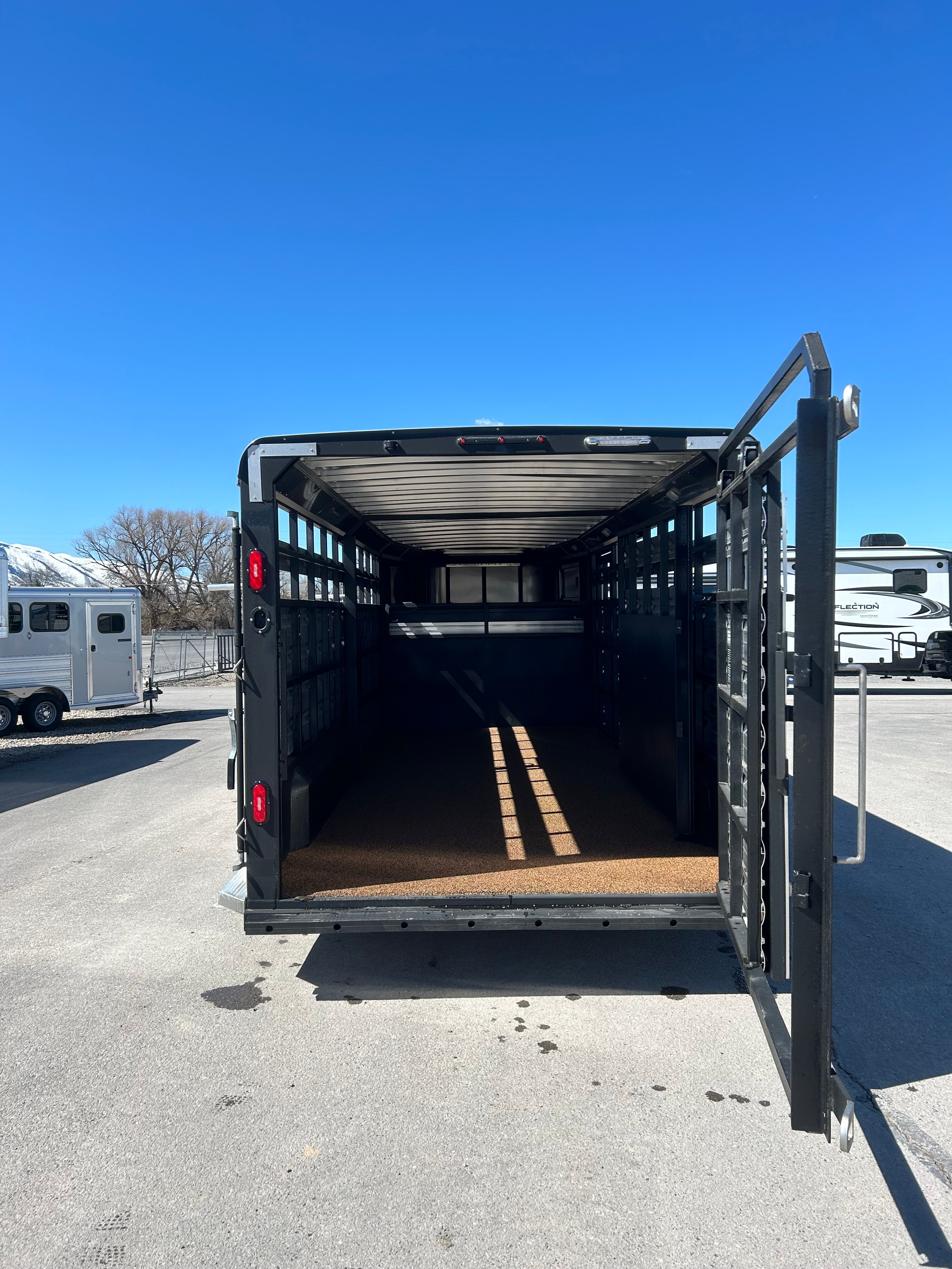 2024 LOGAN COACH 18' GN STOCK TRAILER