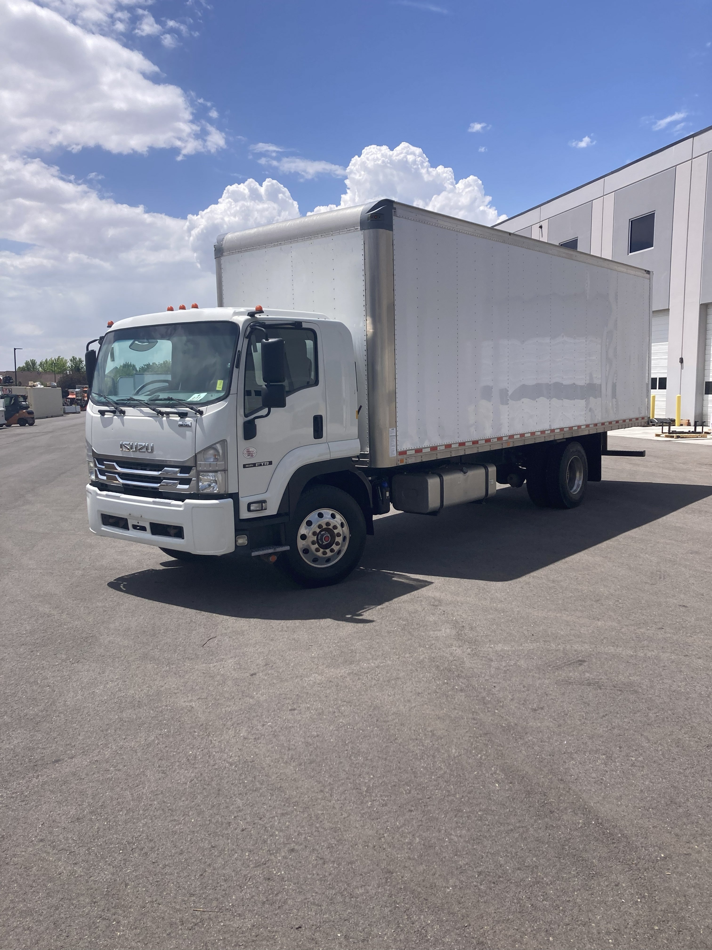 CERTIFIED USED 2020 ISUZU FTR 26' BOX TRUCK