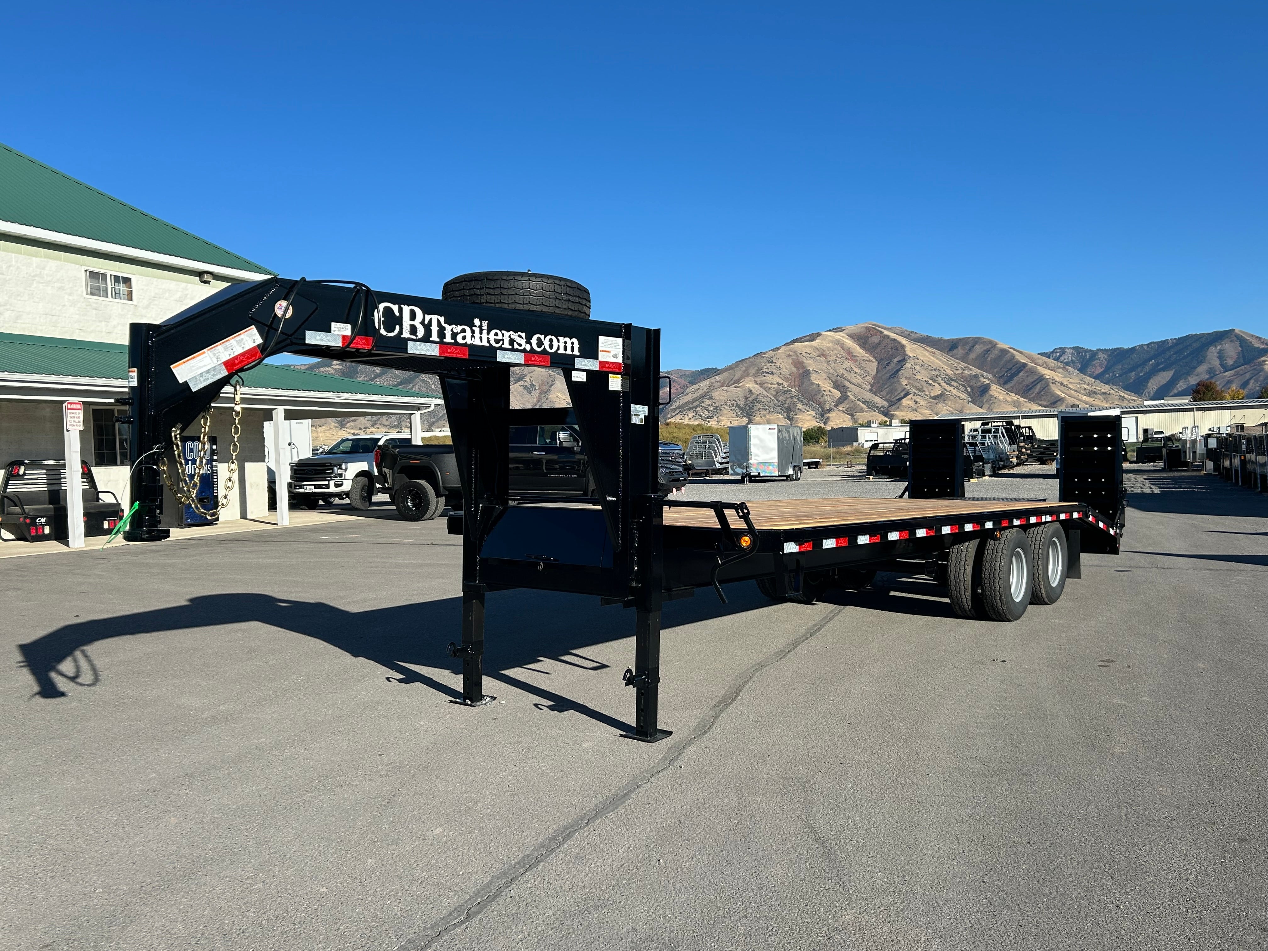 2025 C&B 25' Gooseneck Tandem Dually Flatbed