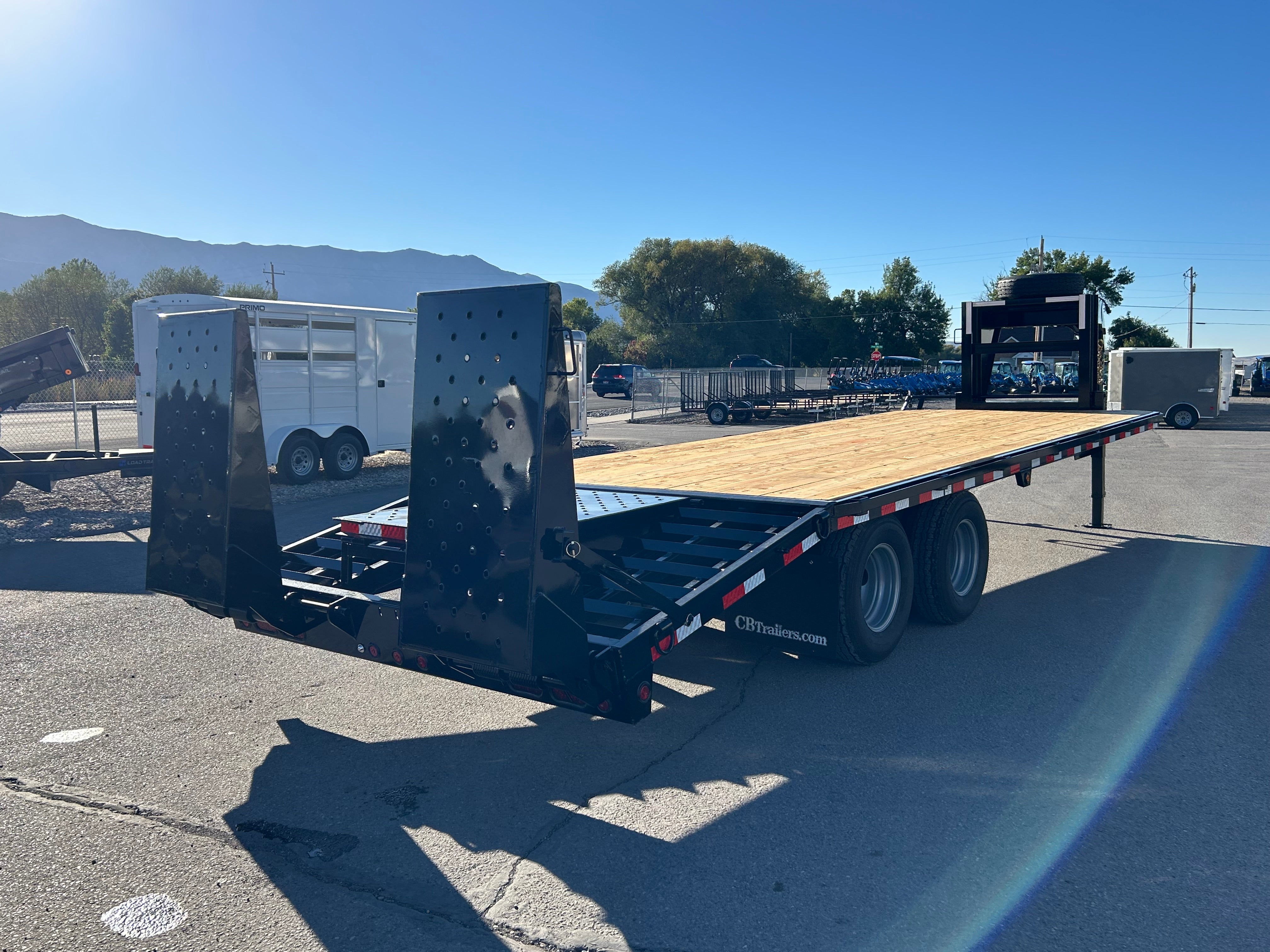 2025 C&B 25' Gooseneck Tandem Dually Flatbed