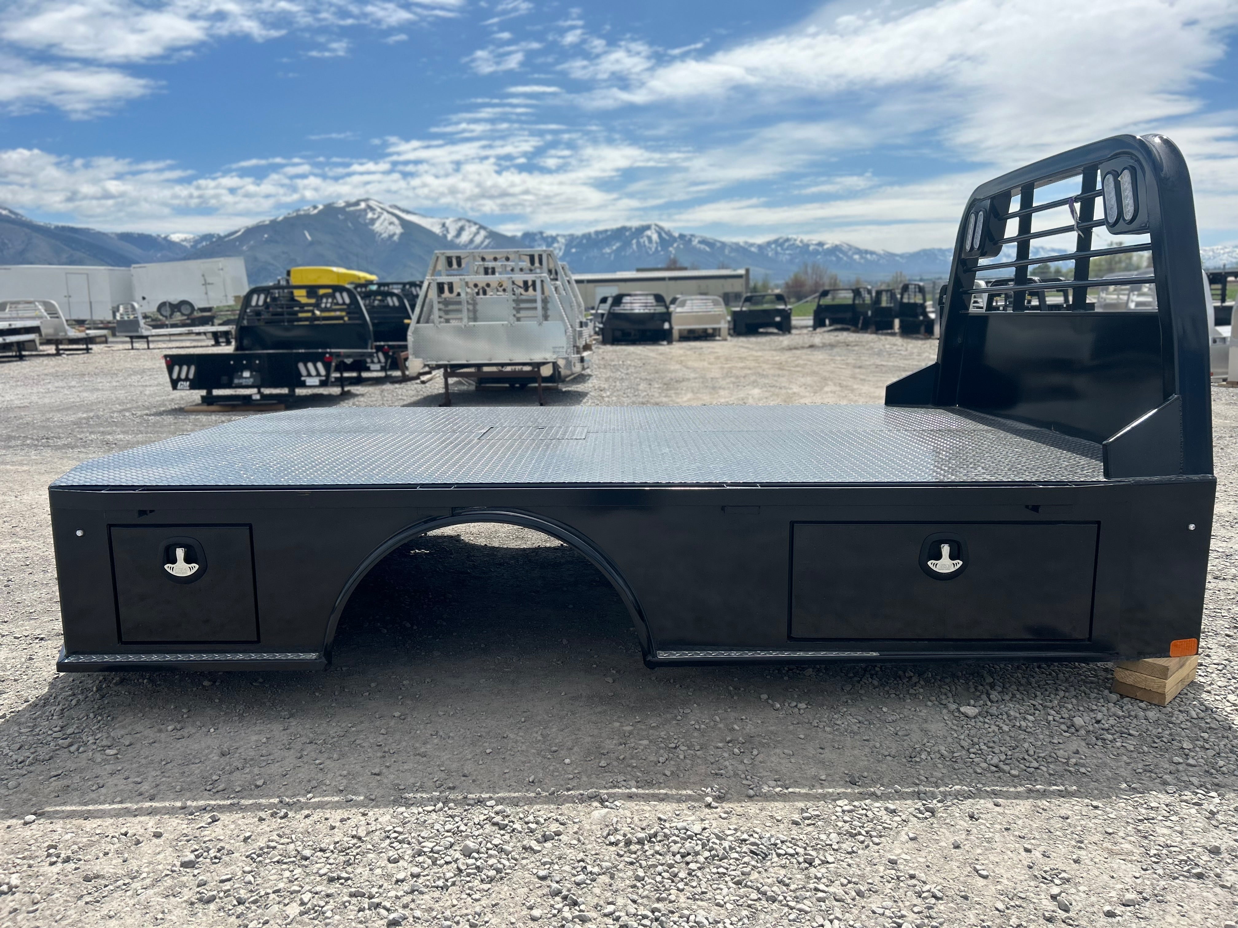 CM SK 8X11'4" SKIRTED TRUCK BED