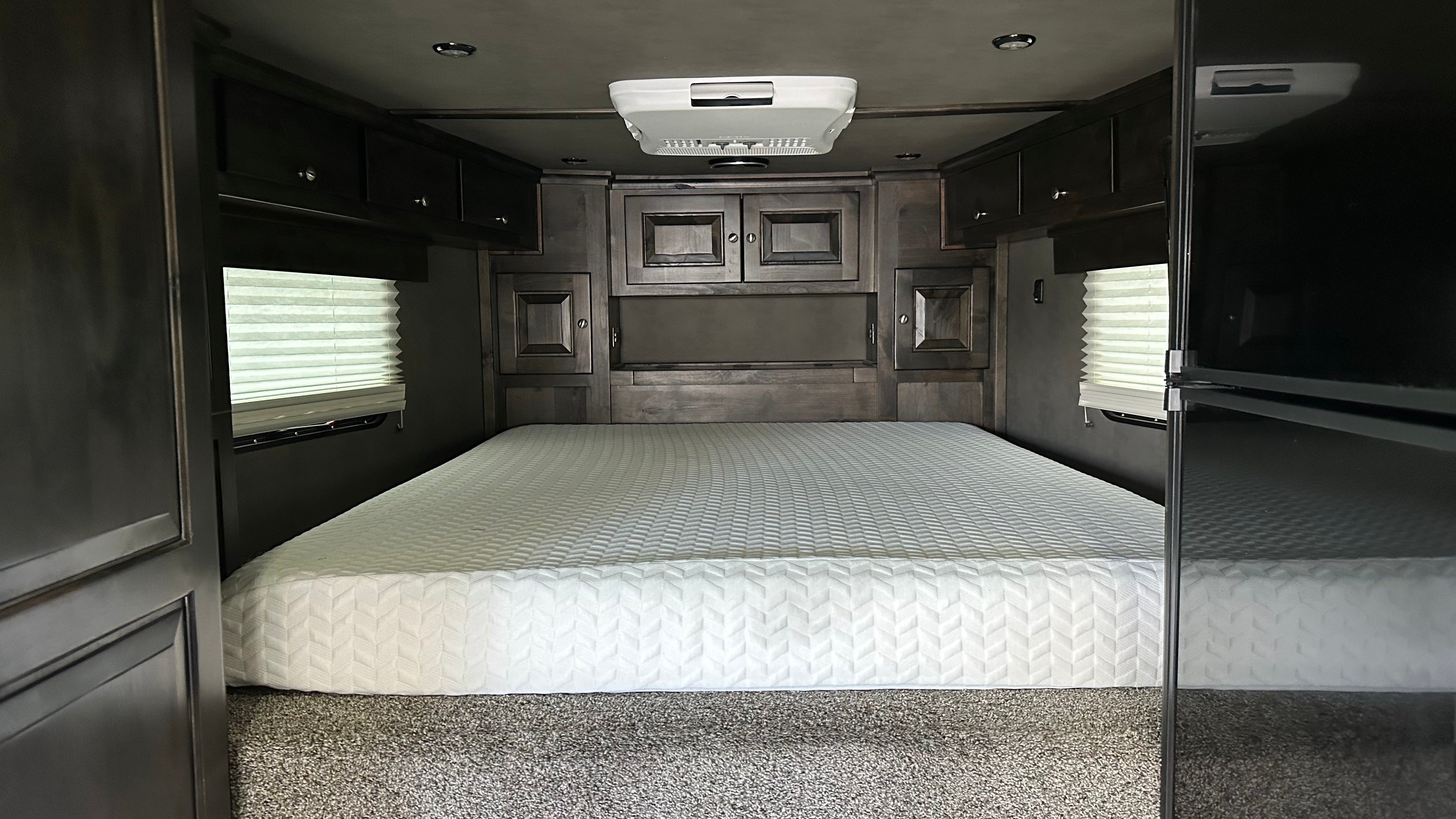 USED Logan Coach 35' GN ZBros Summit