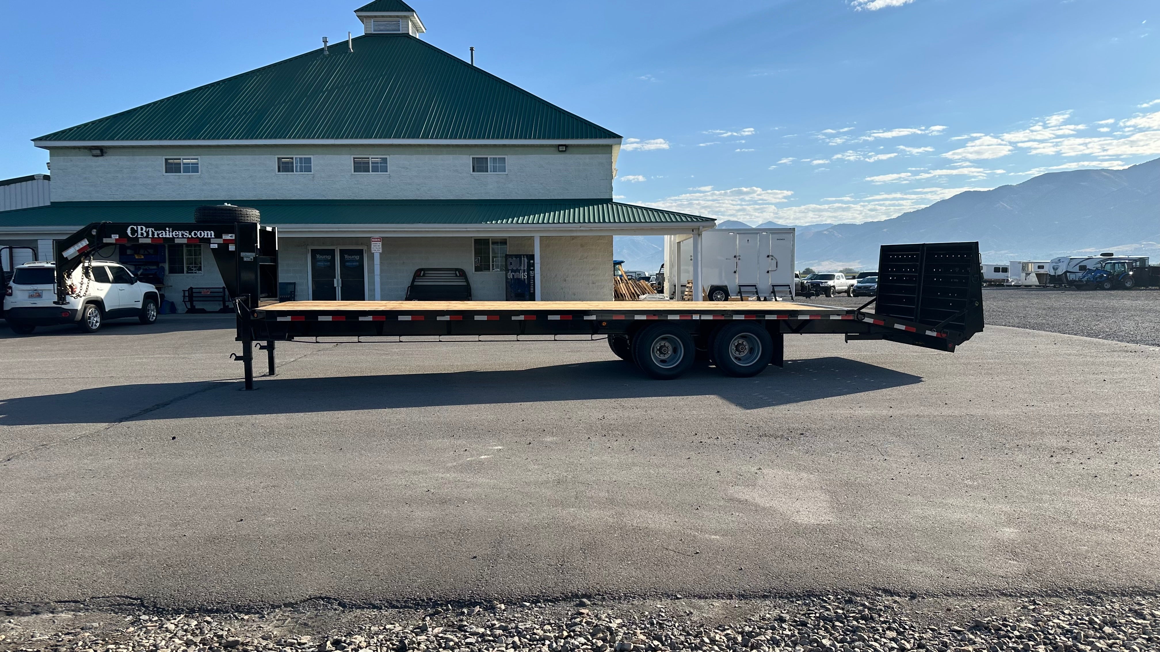 2025 C&B 30' Gooseneck Tandem Dually Flatbed