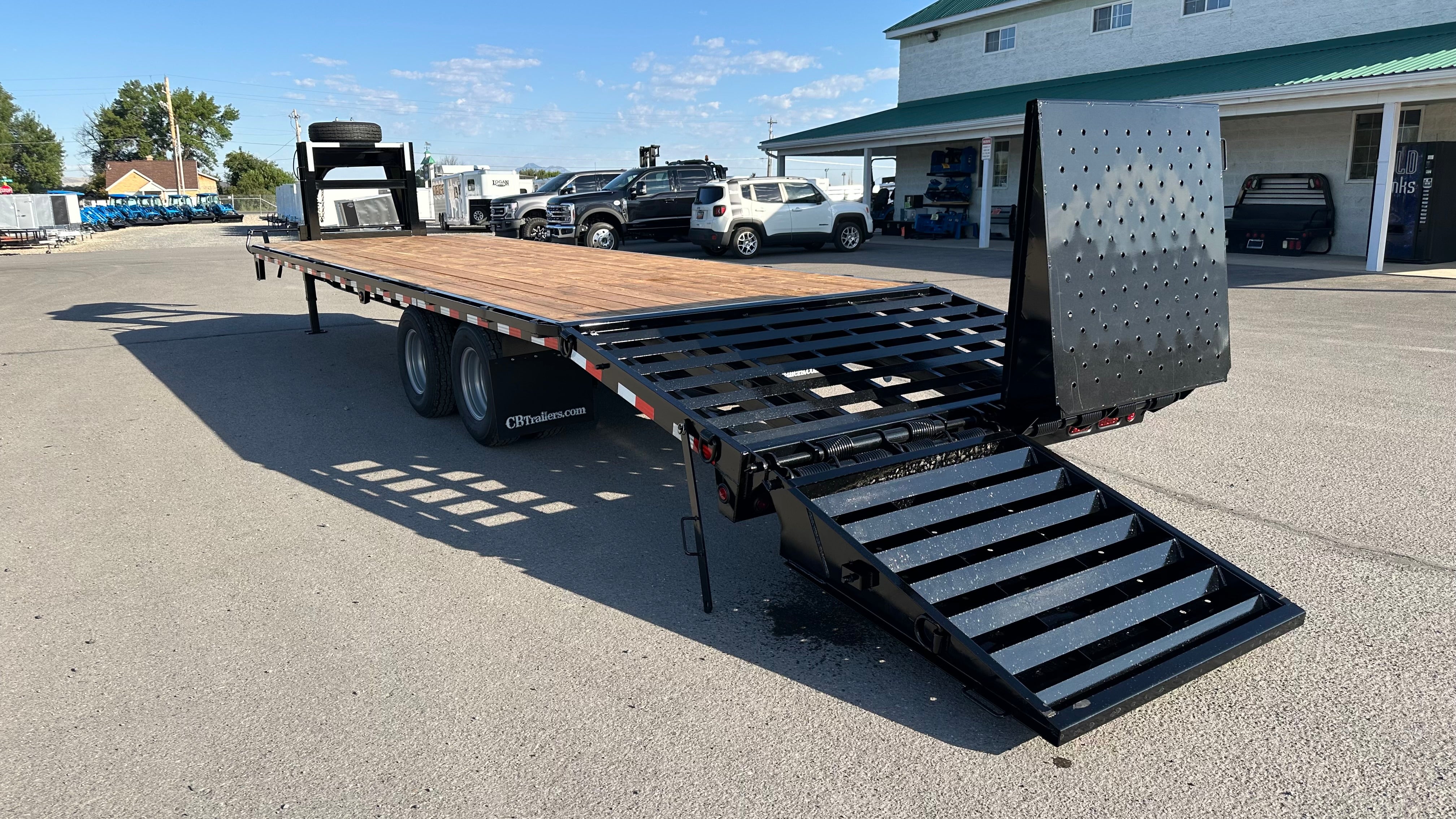 2025 C&B 30' Gooseneck Tandem Dually Flatbed