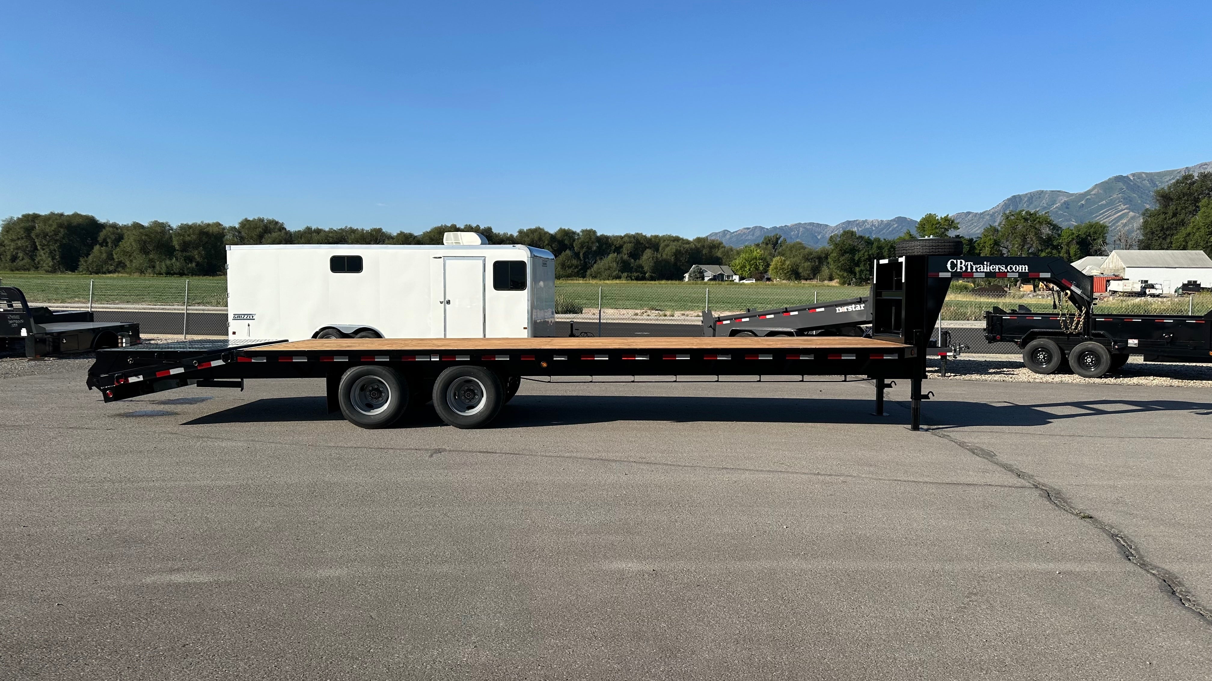 2025 C&B 30' Gooseneck Tandem Dually Flatbed