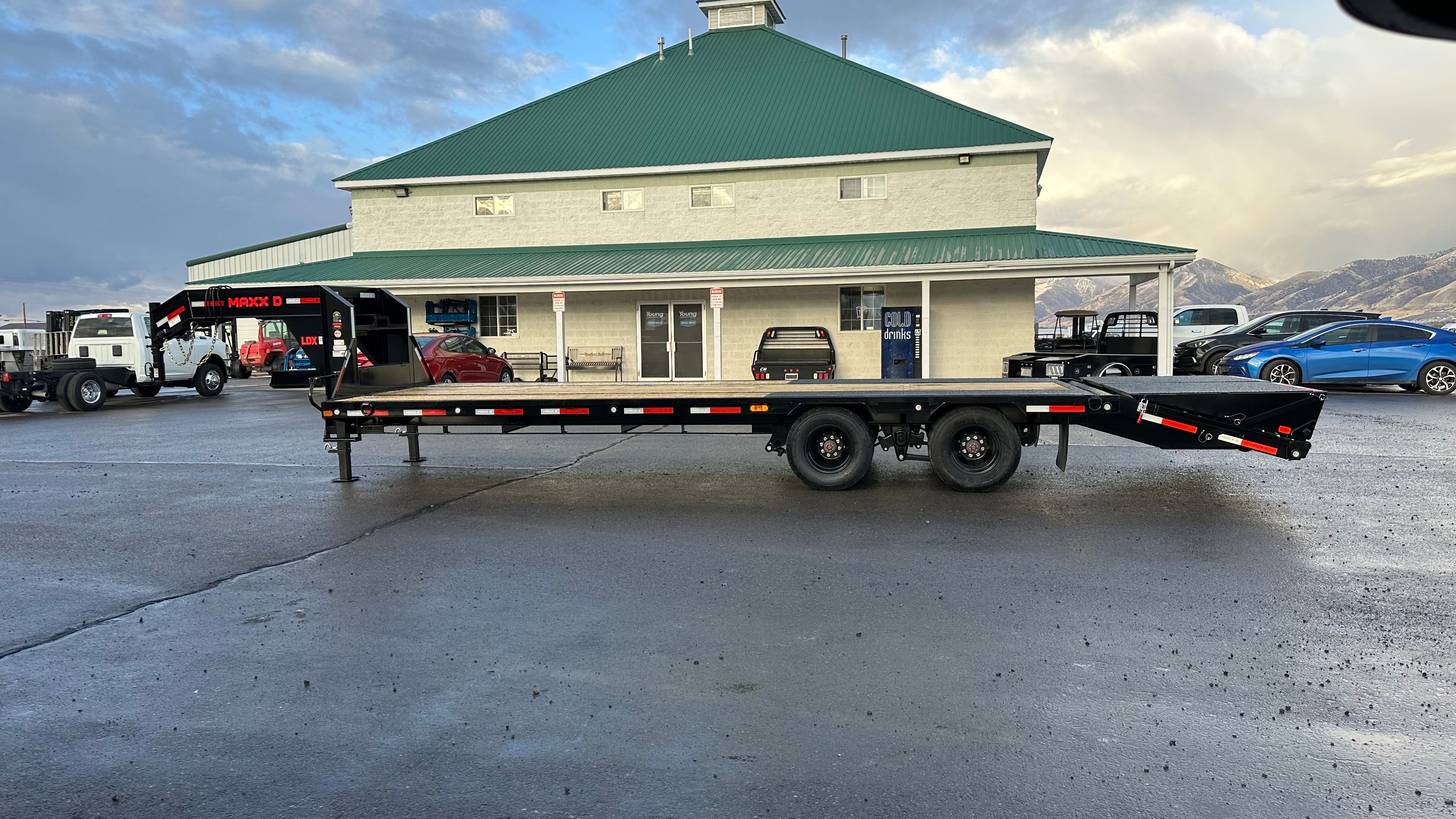 2025 Maxx-D LDX 28' Gooseneck Flatbed