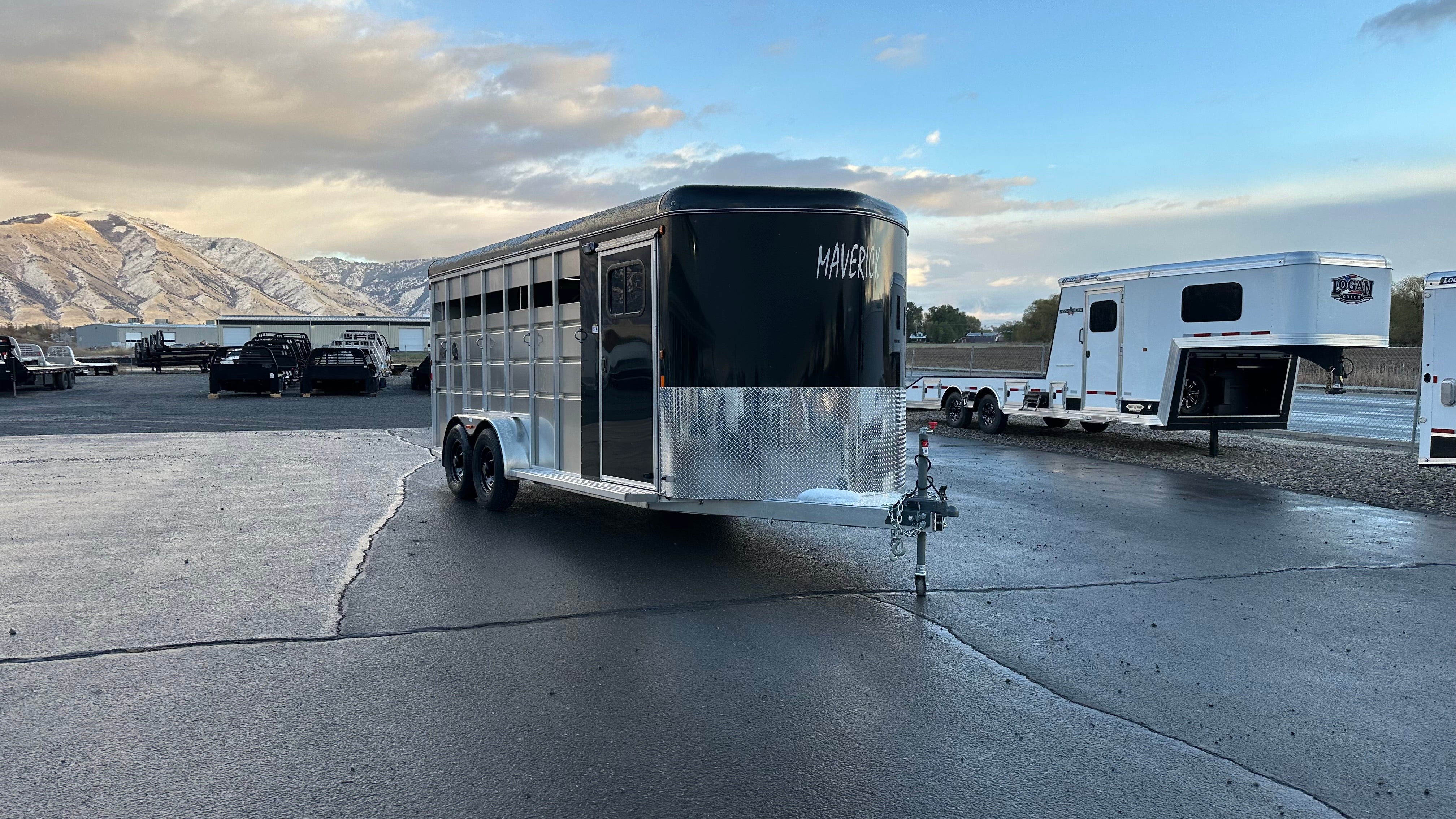 2025 Maverick Mavlite 4 Horse Slant Load