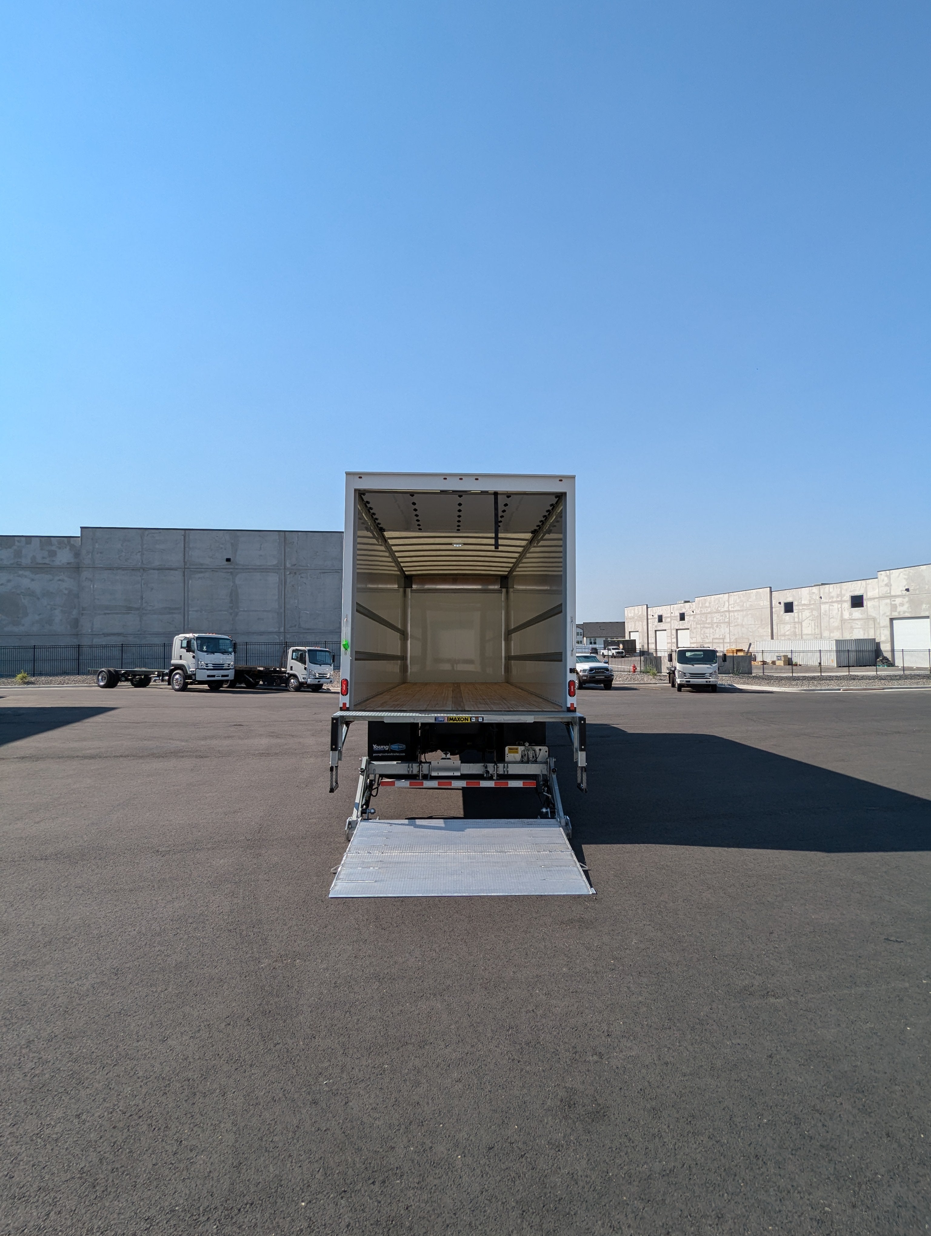 2025 HINO L6 EXTENDED CAB 26' BOX TRUCK WITH LIFTGATE