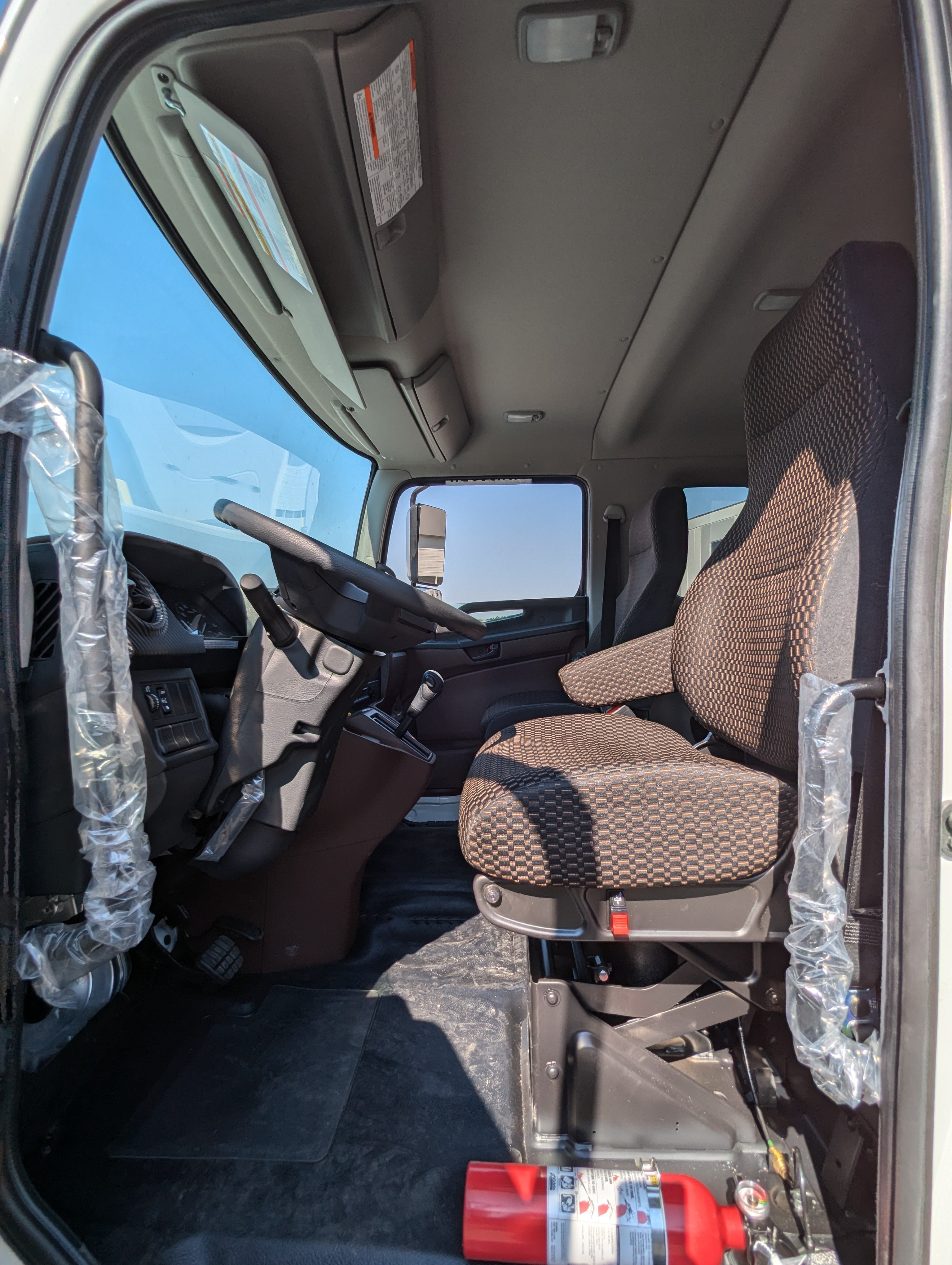 2025 HINO L6 EXTENDED CAB 26' BOX TRUCK WITH LIFTGATE