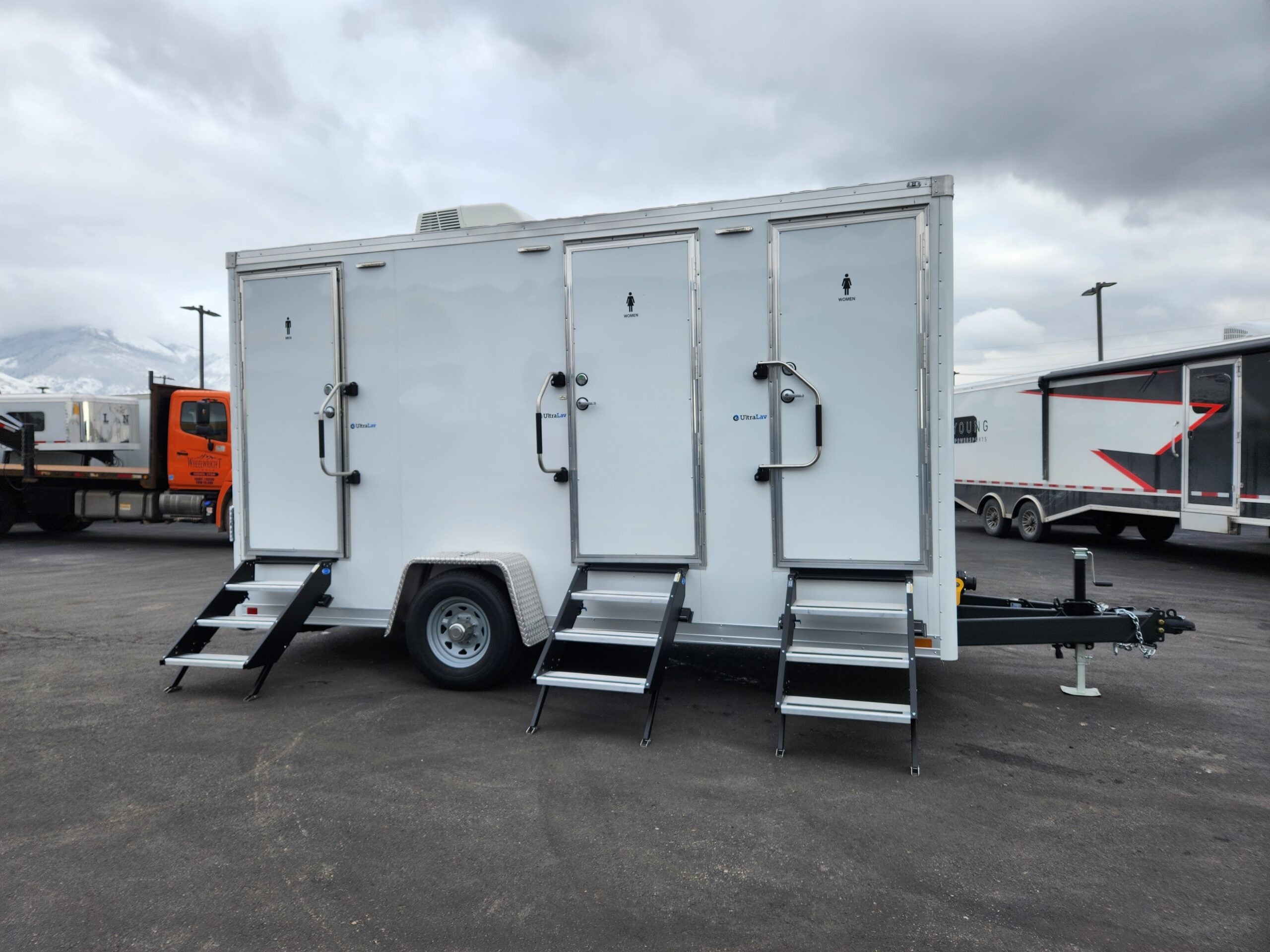 WELLS CARGO RESTROOM TRAILER